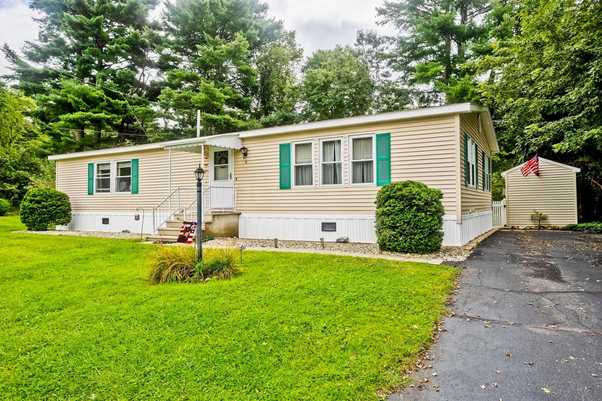 14 Sunnydale Circle, Brimfield MA 01010