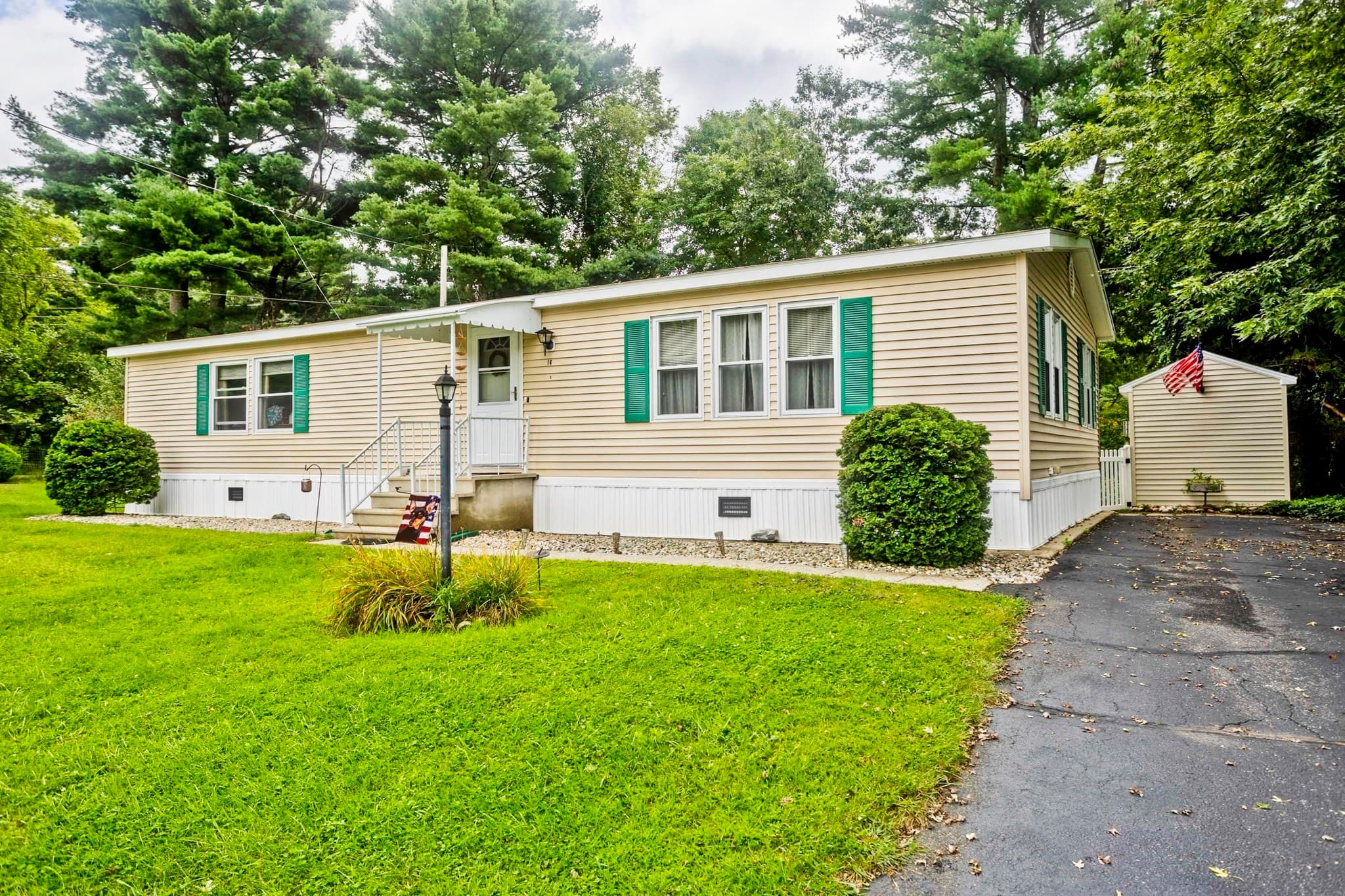14 Sunnydale Circle, Brimfield MA 01010
