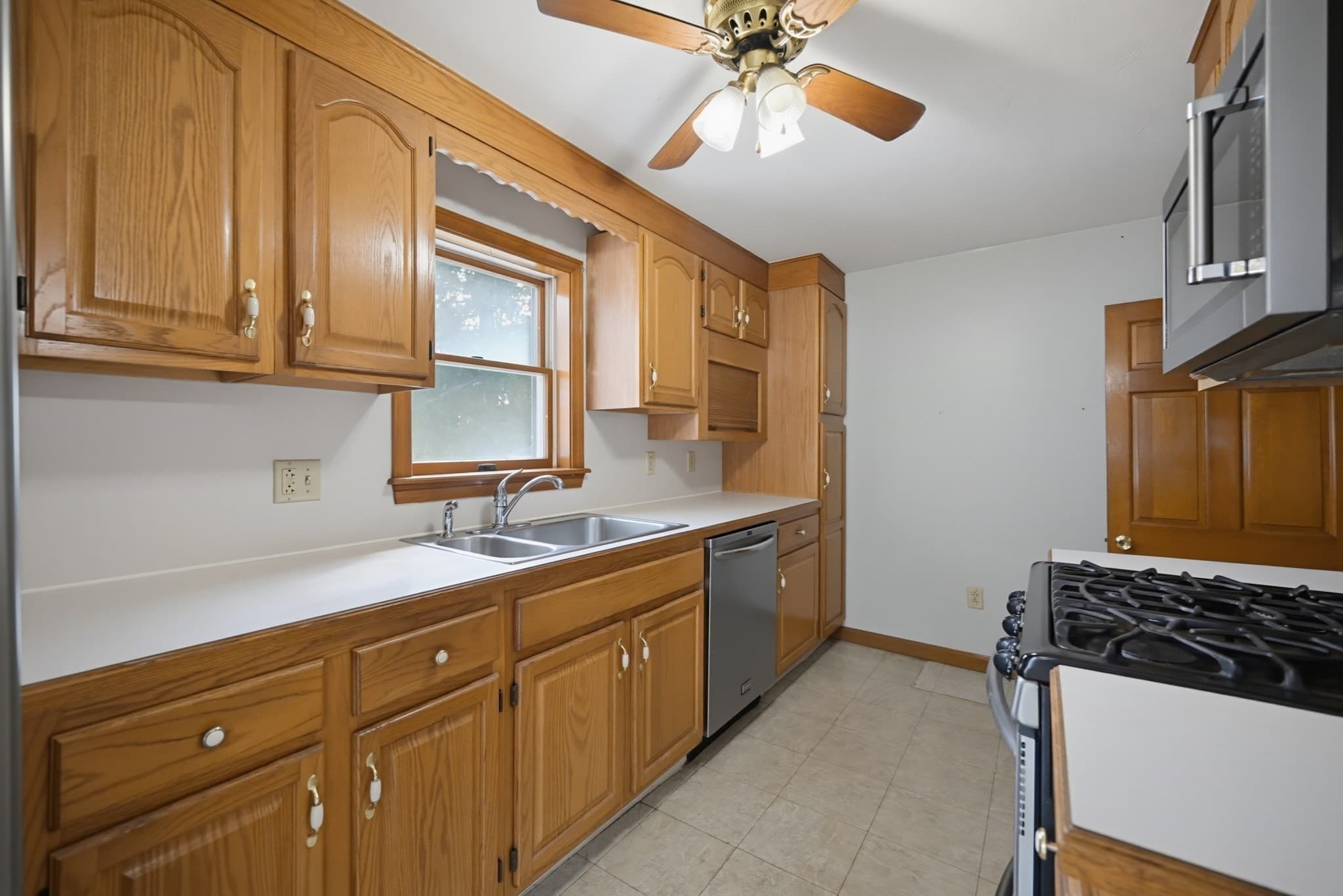Single Family Residence at 101 Fisher St, North Attleboro MA 02760, North Attleboro, photo 4 of 31