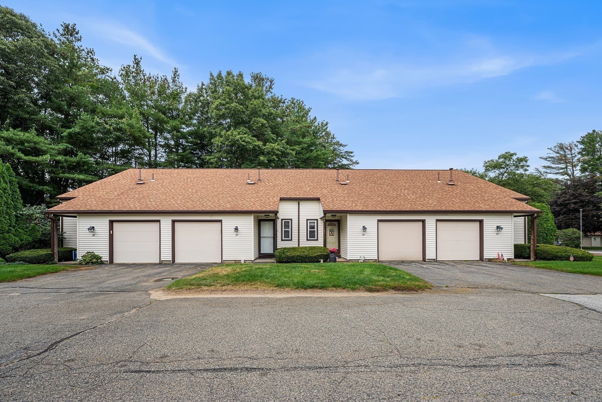 Condominium at 37 Decarolis Dr # 37, Tewksbury MA 01876, Tewksbury, photo 17 of 22