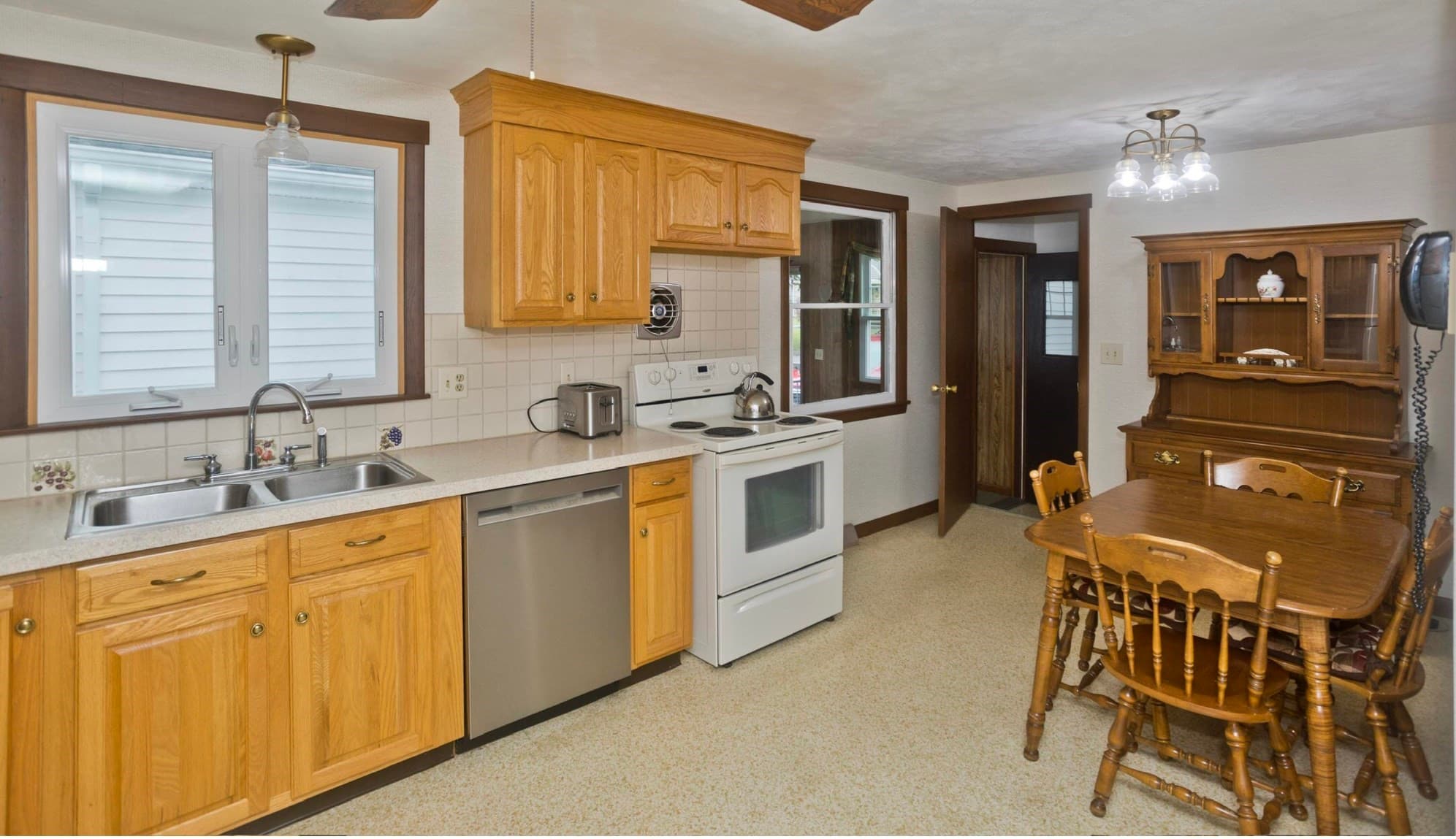 Single Family Residence at 539 Dutchess St, Springfield MA 01129, Springfield, photo 8 of 25