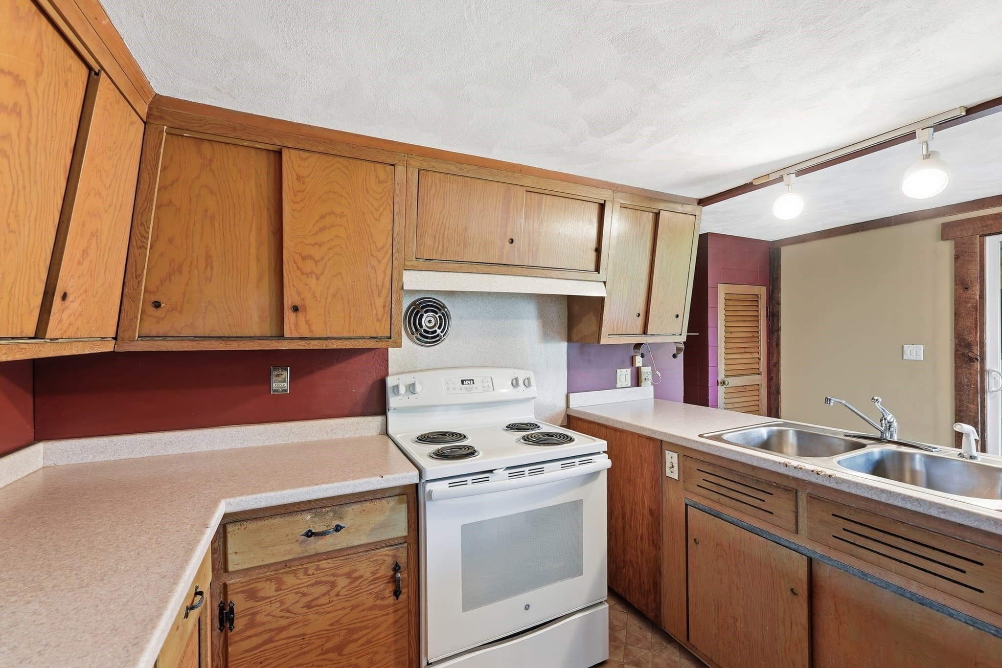 Single Family Residence at 31 Woodcrest Road, Springfield MA 01129, Springfield, photo 9 of 42