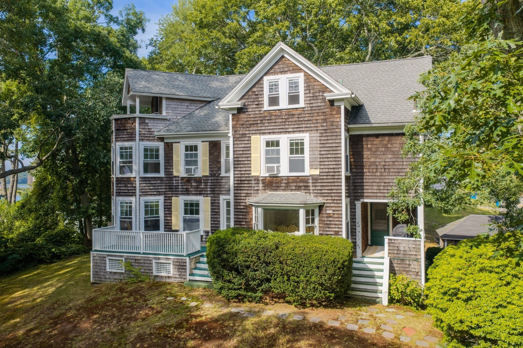 34 Pequossett Ave, Falmouth MA 02556