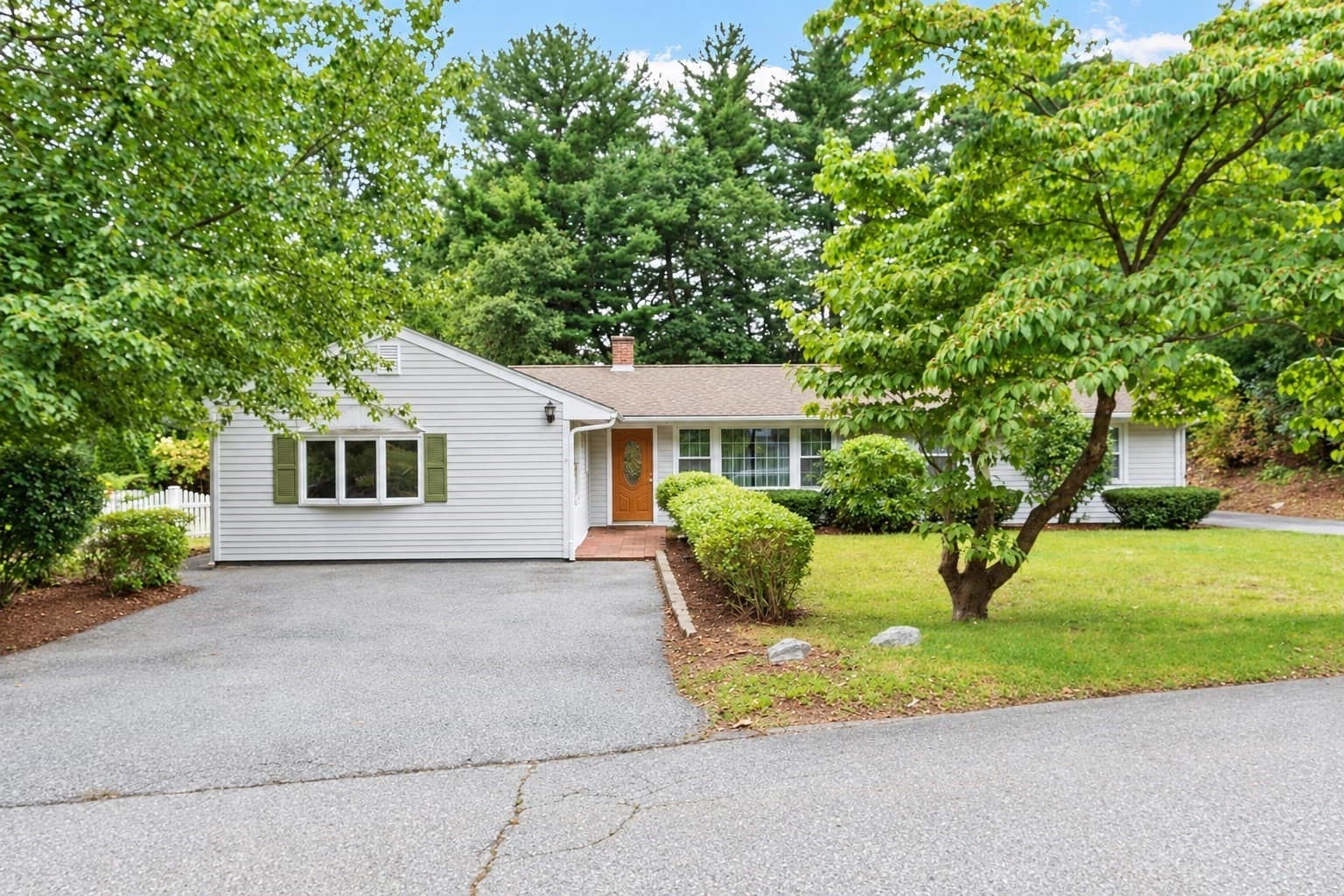 Single Family Residence at 4 Algonquin Rd, Chelmsford MA 01824, photo 2 of 31