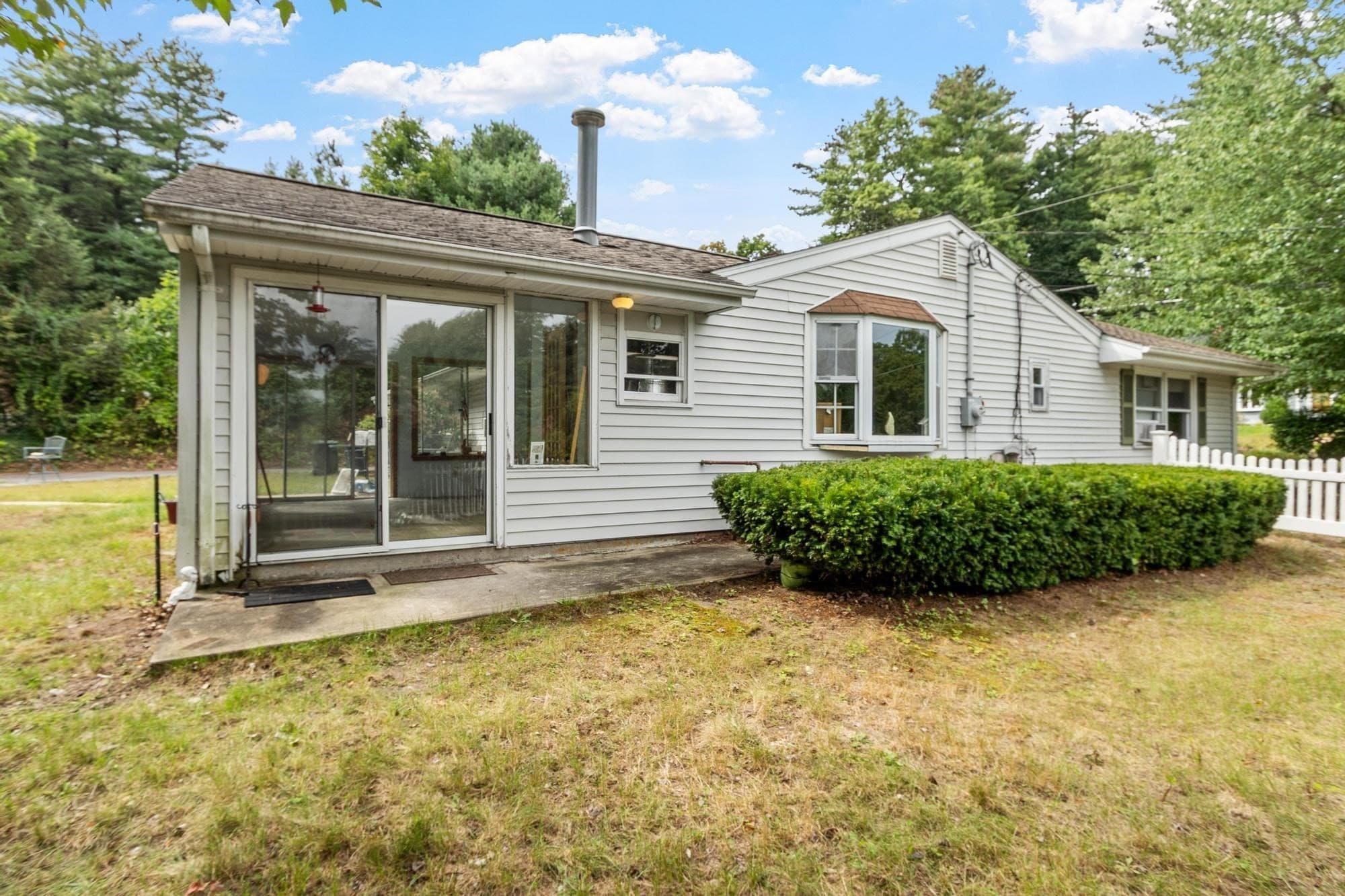 Single Family Residence at 4 Algonquin Rd, Chelmsford MA 01824, photo 6 of 31