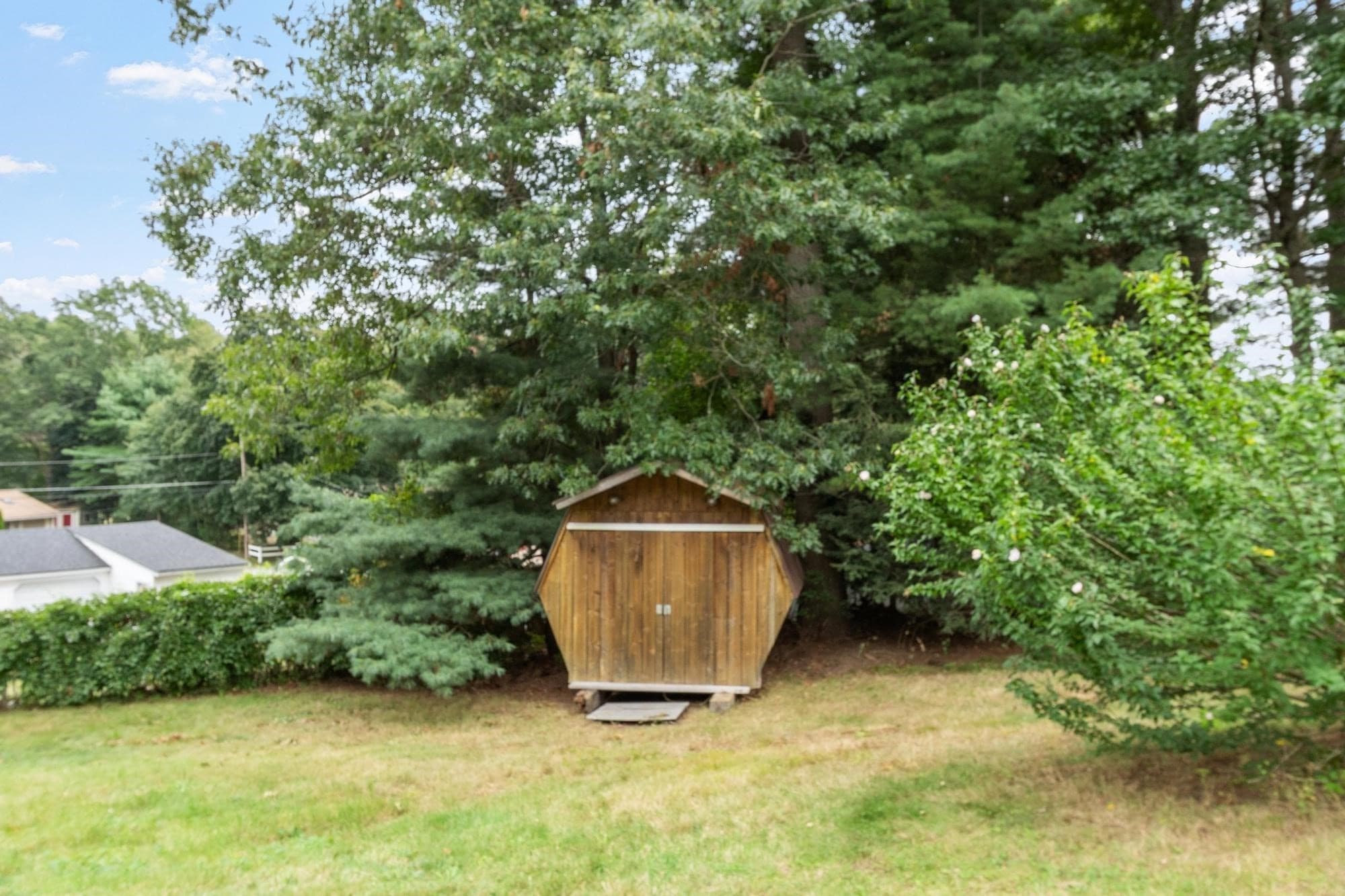 Single Family Residence at 4 Algonquin Rd, Chelmsford MA 01824, photo 7 of 31