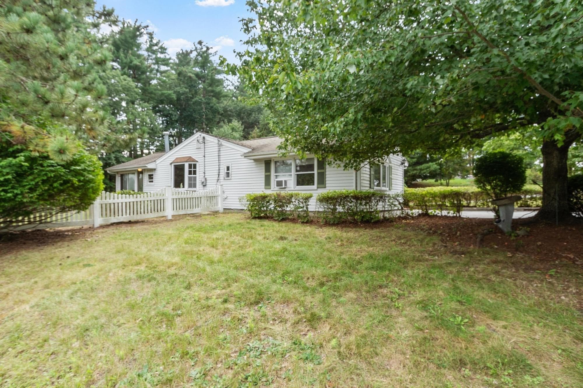 Single Family Residence at 4 Algonquin Rd, Chelmsford MA 01824, photo 4 of 31