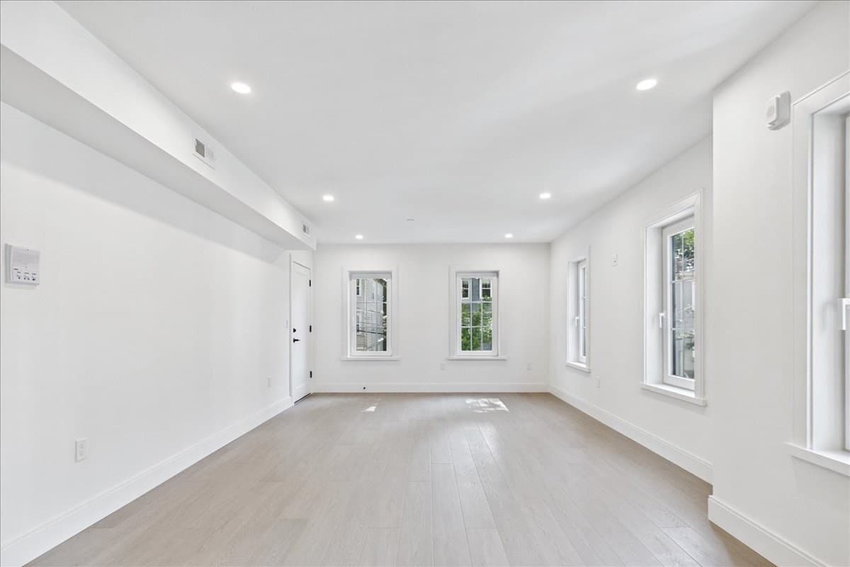 Condominium at 305 Chestnut Ave # 3, Boston MA 02130, photo 7 of 33