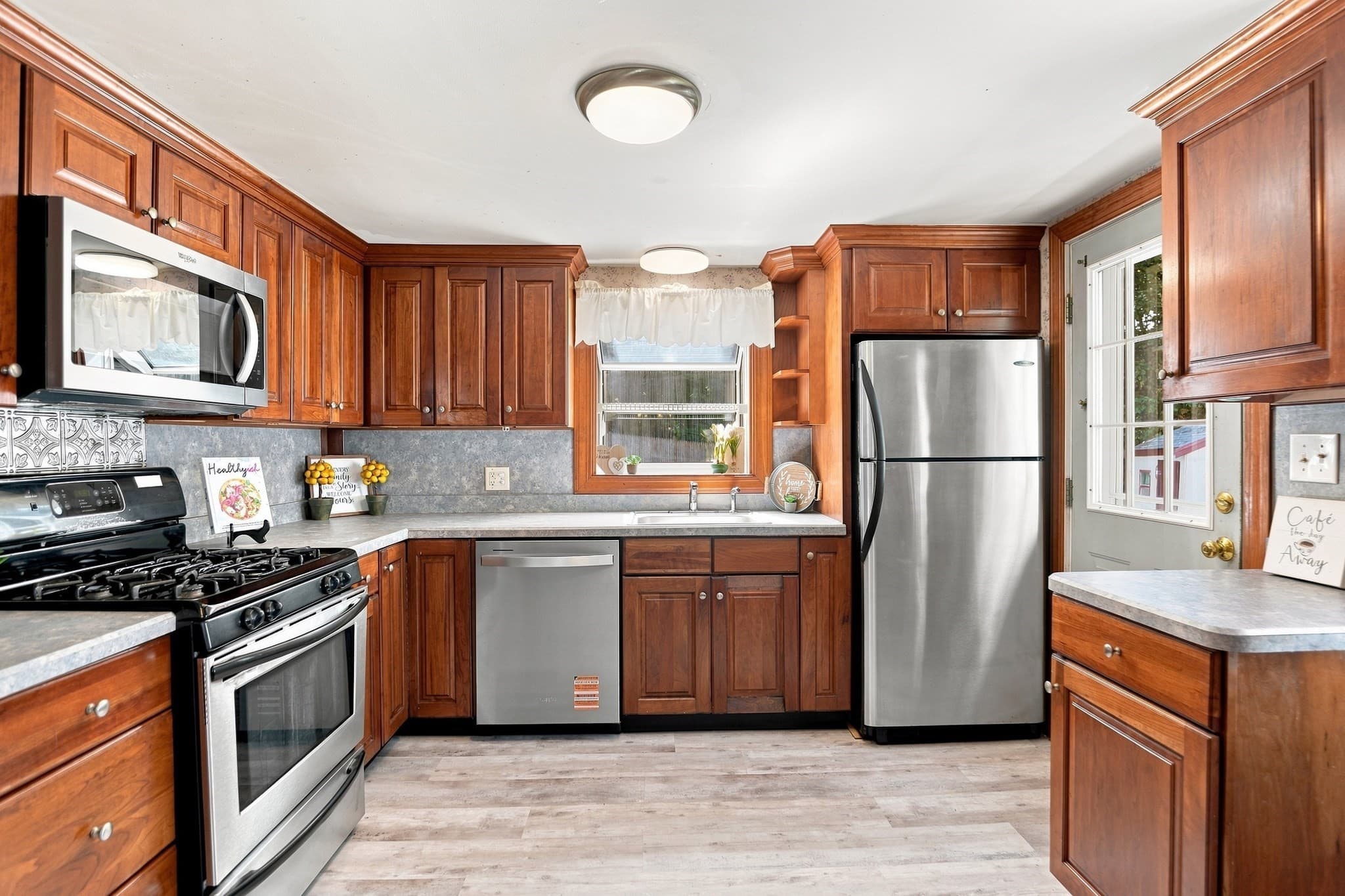 Single Family Residence at 23 Mayflower Road, Woburn MA 01801, Woburn, photo 7 of 42