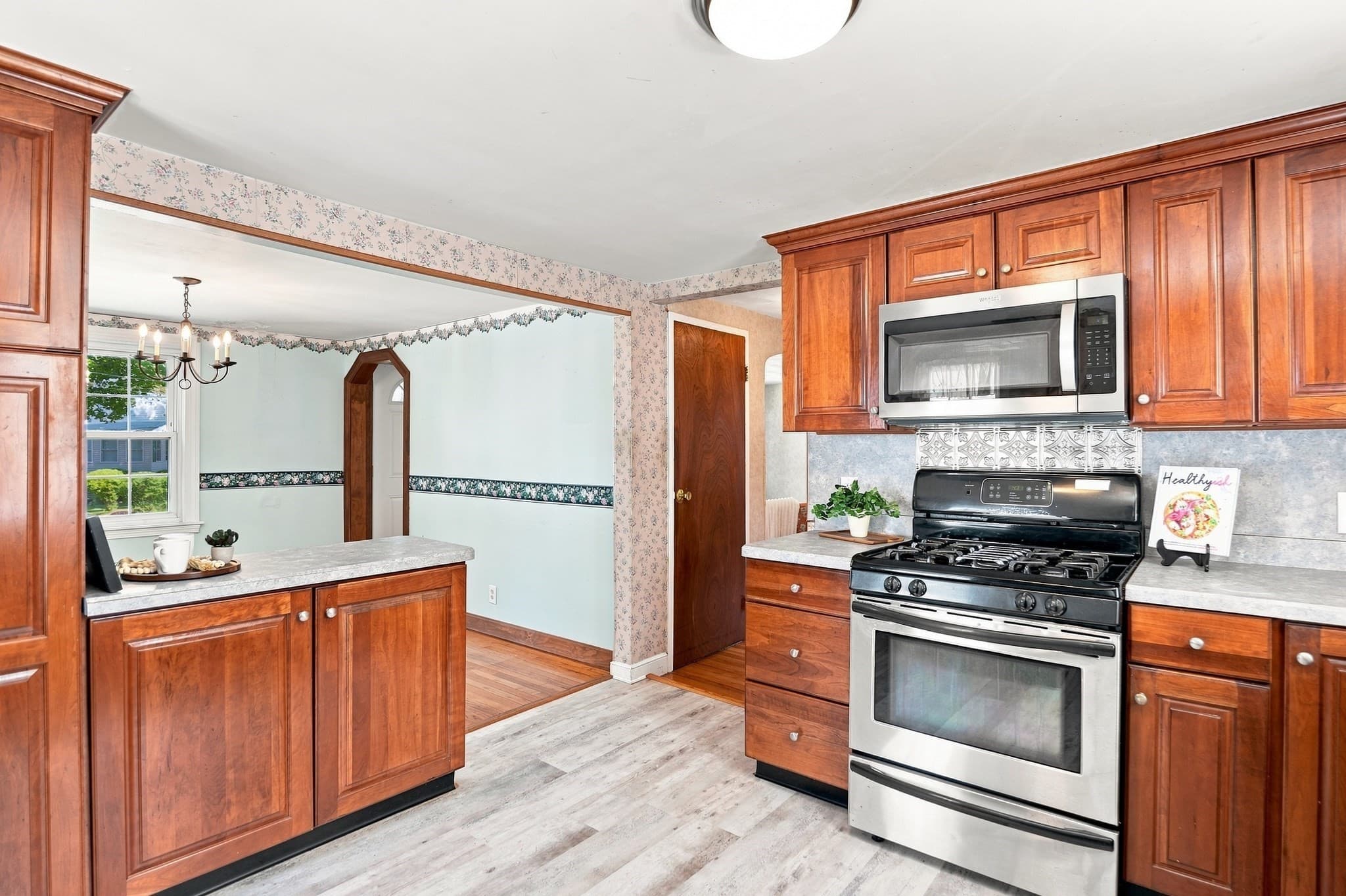Single Family Residence at 23 Mayflower Road, Woburn MA 01801, Woburn, photo 9 of 42