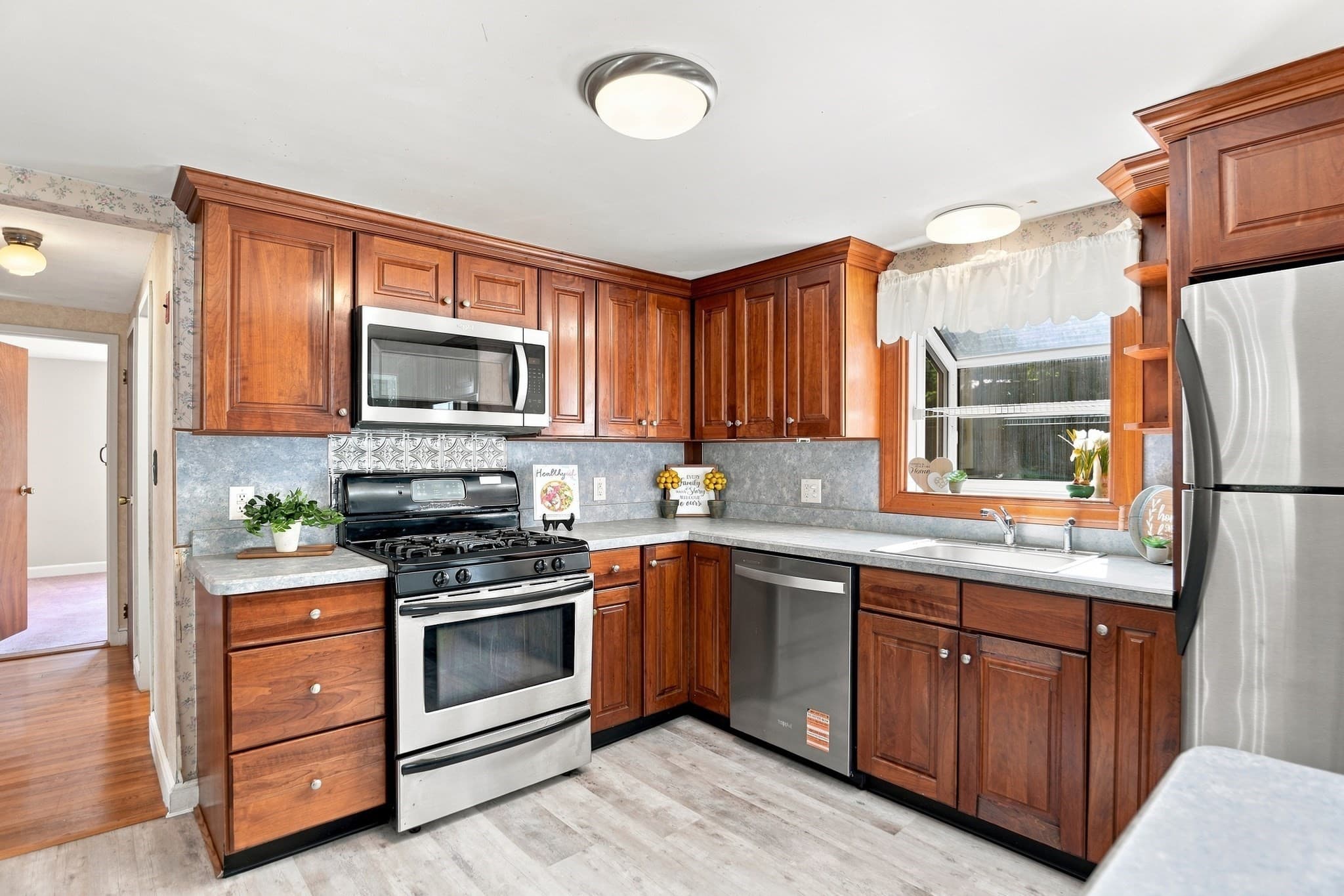 Single Family Residence at 23 Mayflower Road, Woburn MA 01801, Woburn, photo 10 of 42