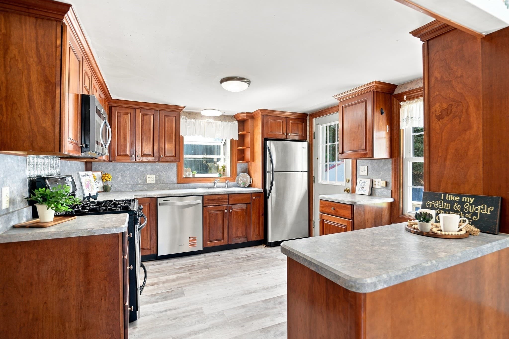 Single Family Residence at 23 Mayflower Road, Woburn MA 01801, Woburn, photo 8 of 42