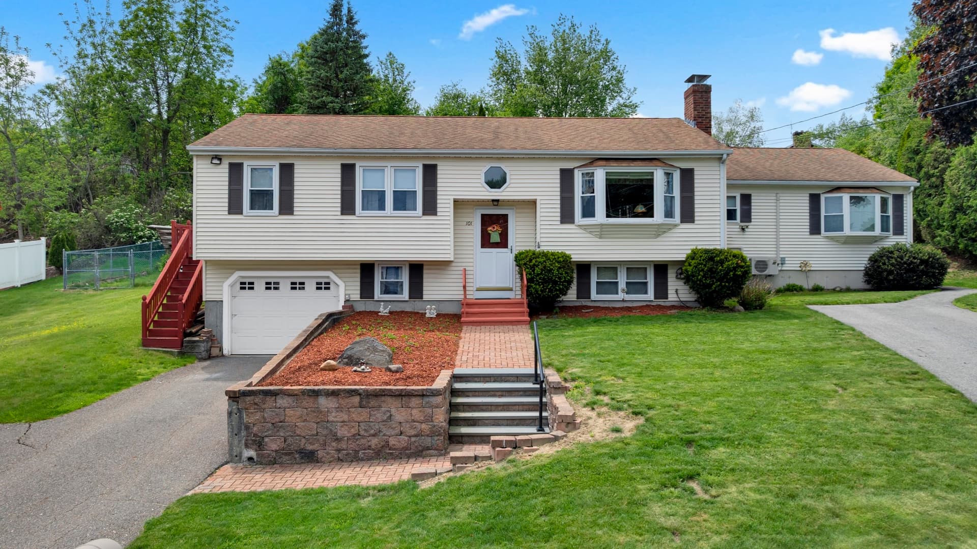 101 Long Hill Dr, Leominster MA 01453
