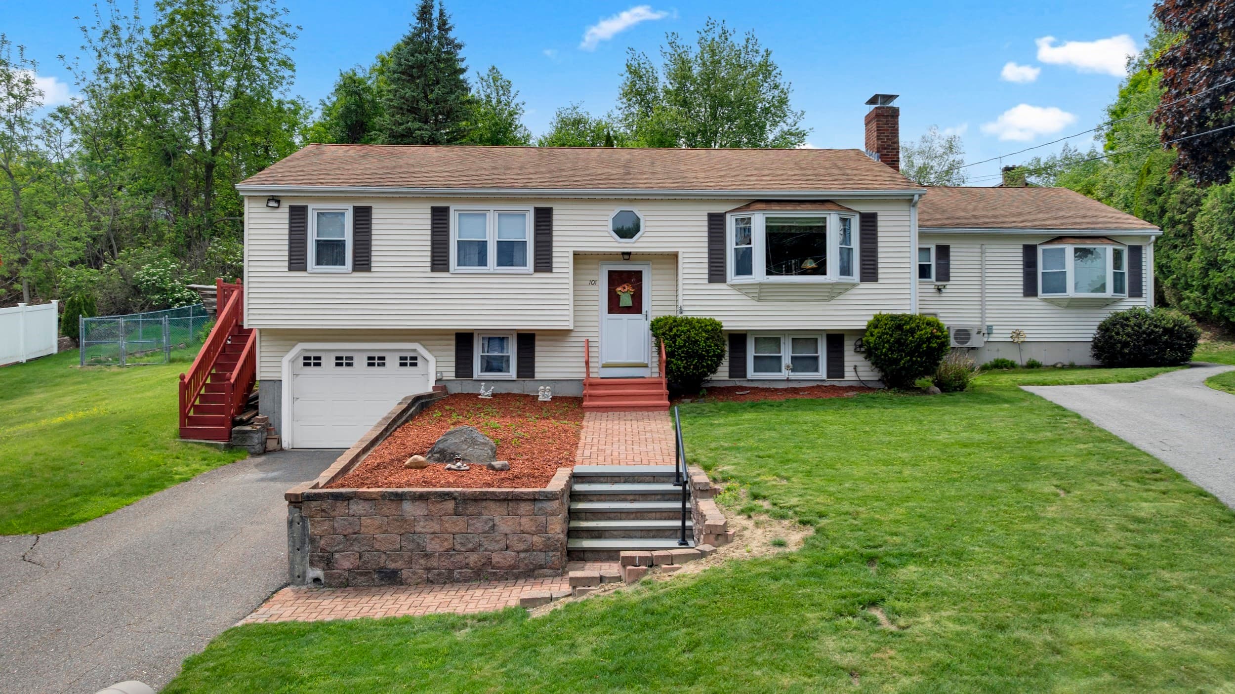 101 Long Hill Dr, Leominster MA 01453