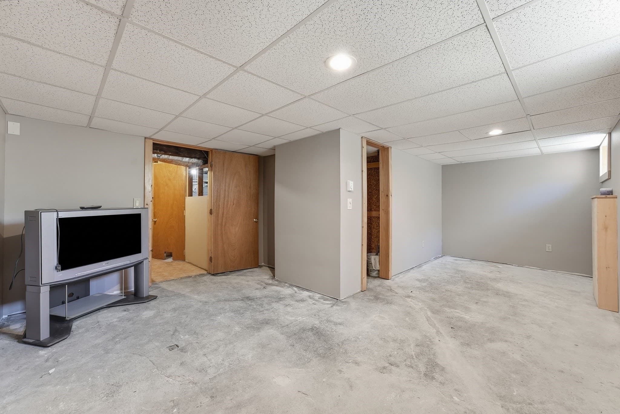 Multi Family at 102 Lemuel Ave, Chicopee MA 01013, Chicopee, photo 26 of 40