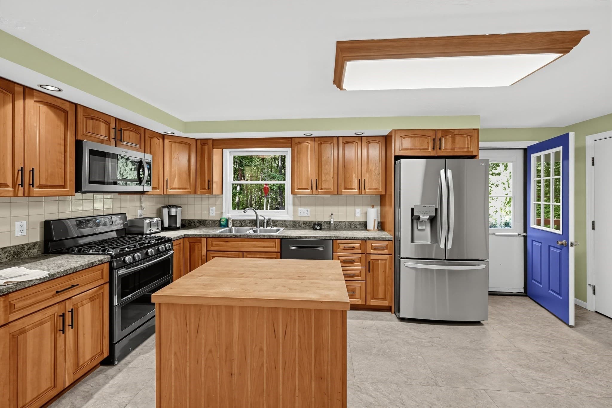 Single Family Residence at 6 Woodview Dr, Hubbardston MA 01452, Hubbardston, photo 10 of 40