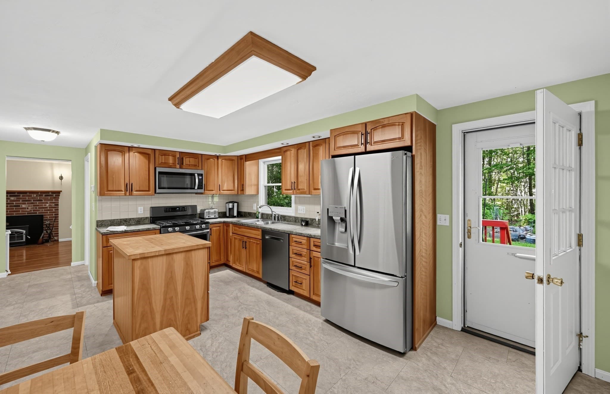 Single Family Residence at 6 Woodview Dr, Hubbardston MA 01452, Hubbardston, photo 8 of 40