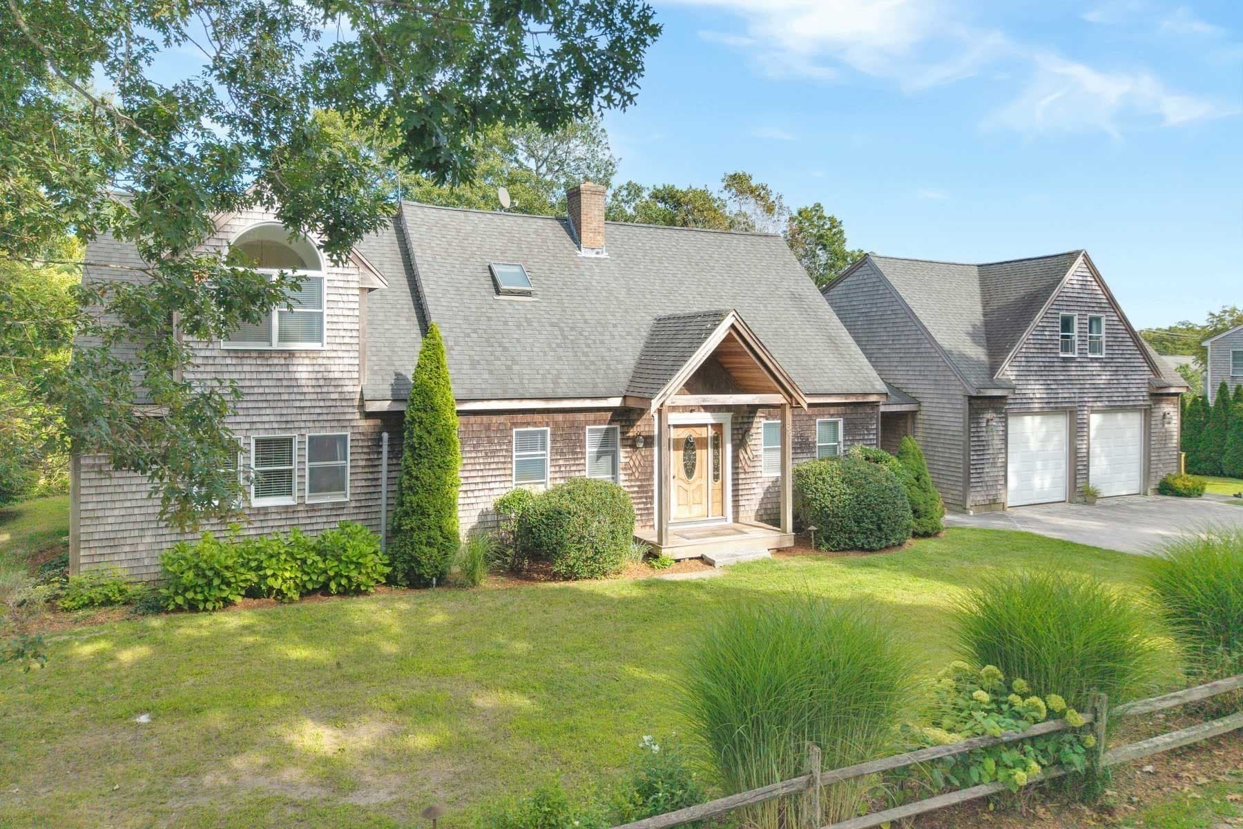 Single Family Residence at 68 Front Street, Oak Bluffs MA 02557, photo 2 of 36