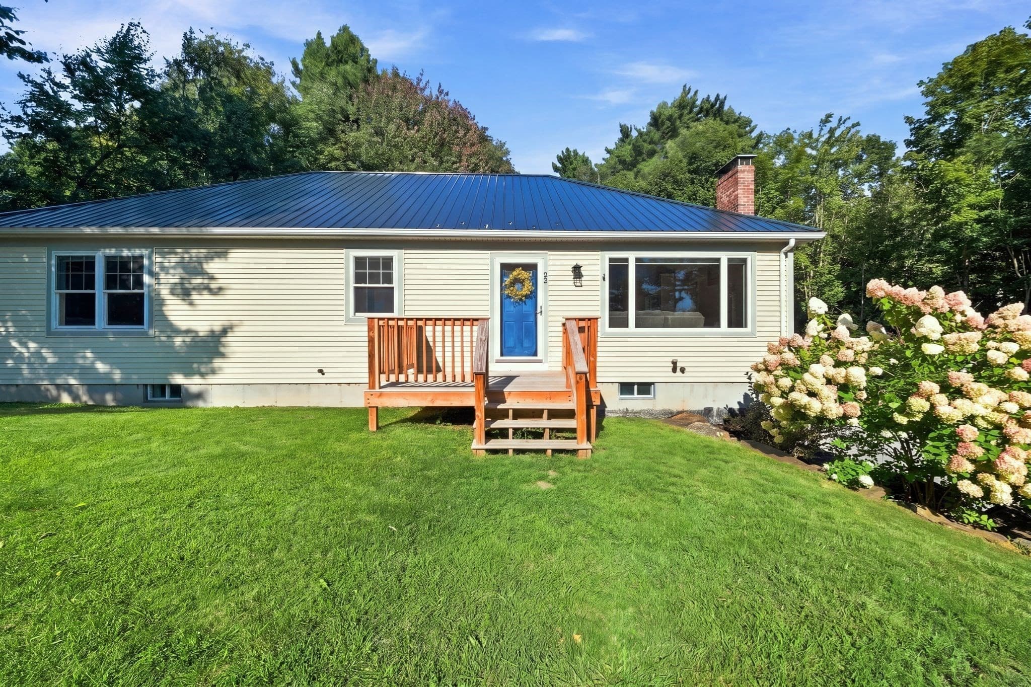 25 Ridgewood Dr, Gilmanton NH 03237