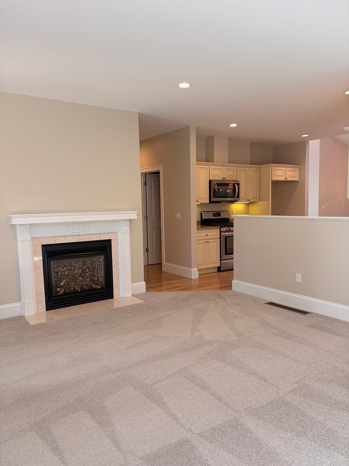 Condominium at 38 Hathaway Pond Cir # 38, Rochester MA 02770, Rochester, photo 12 of 32