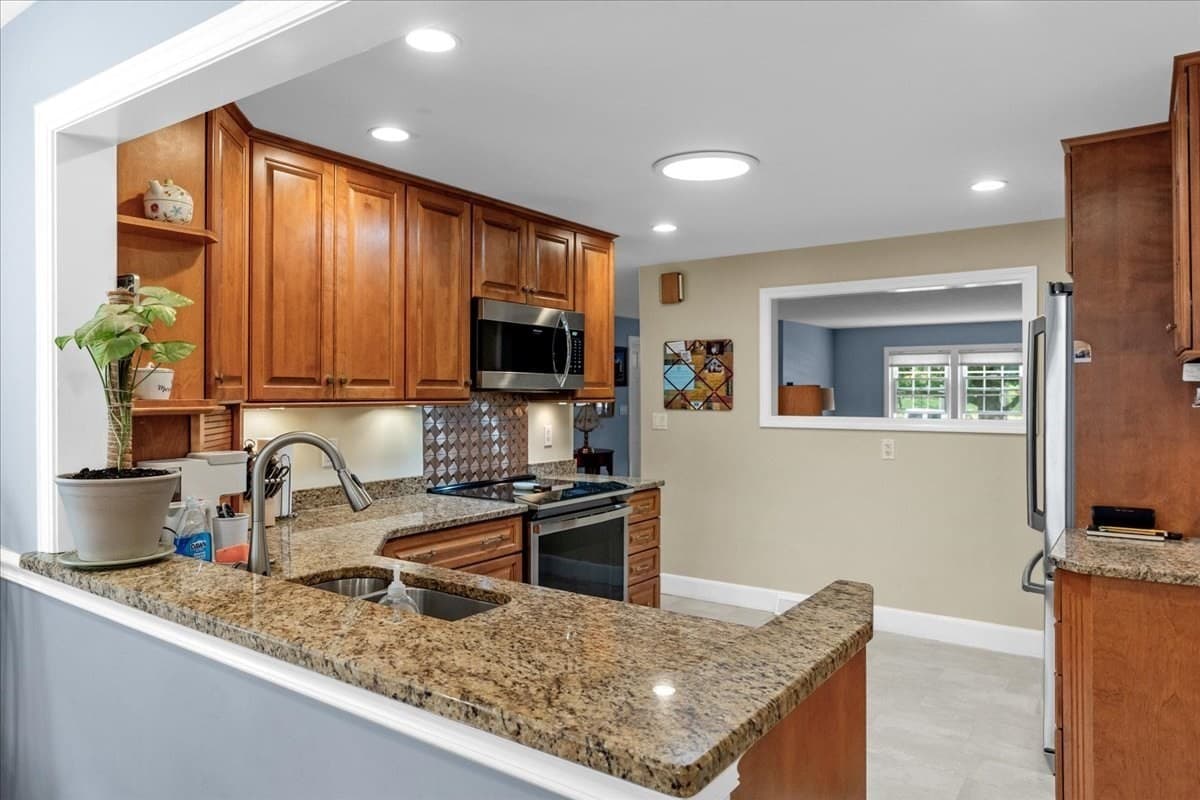 Single Family Residence at 121 Twin Fawn Dr, Hanover MA 02339, Hanover, photo 12 of 42