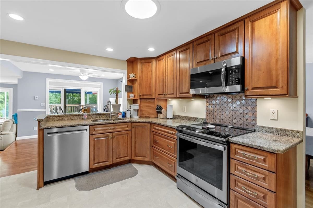 Single Family Residence at 121 Twin Fawn Dr, Hanover MA 02339, Hanover, photo 10 of 42