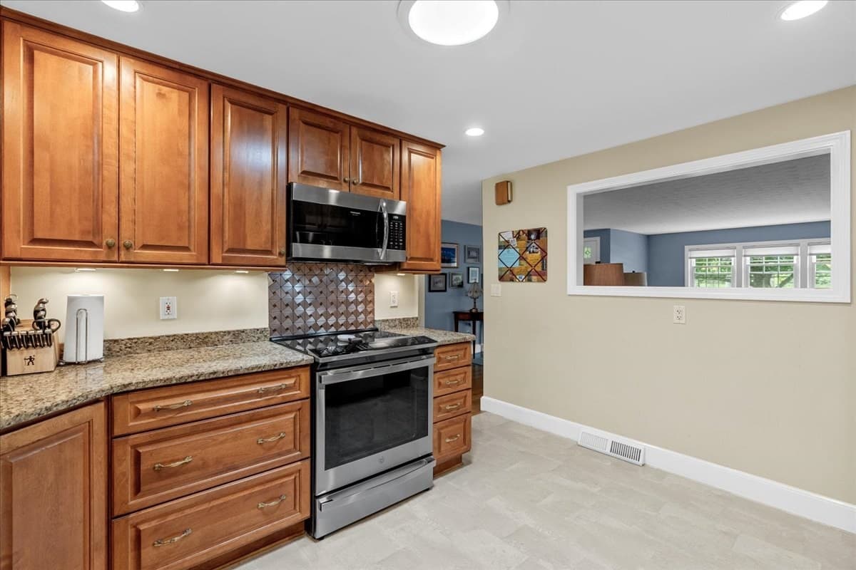 Single Family Residence at 121 Twin Fawn Dr, Hanover MA 02339, Hanover, photo 11 of 42