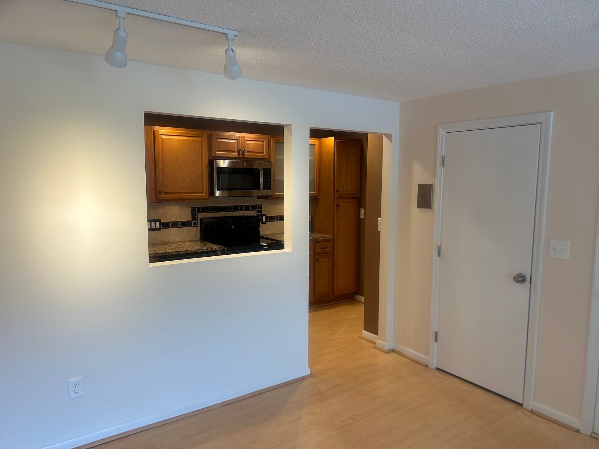 Condominium at 8 Hallmark Gdns # 5, Burlington MA 01803, Burlington, photo 6 of 16