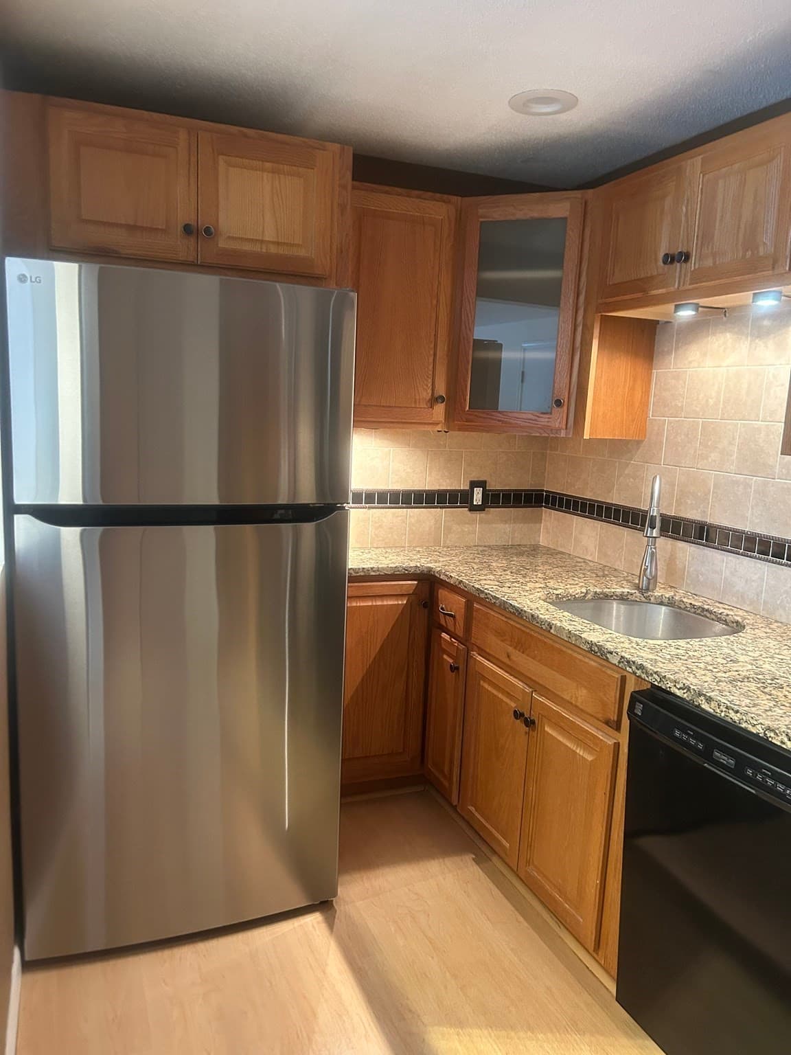 Condominium at 8 Hallmark Gdns # 5, Burlington MA 01803, Burlington, photo 3 of 16