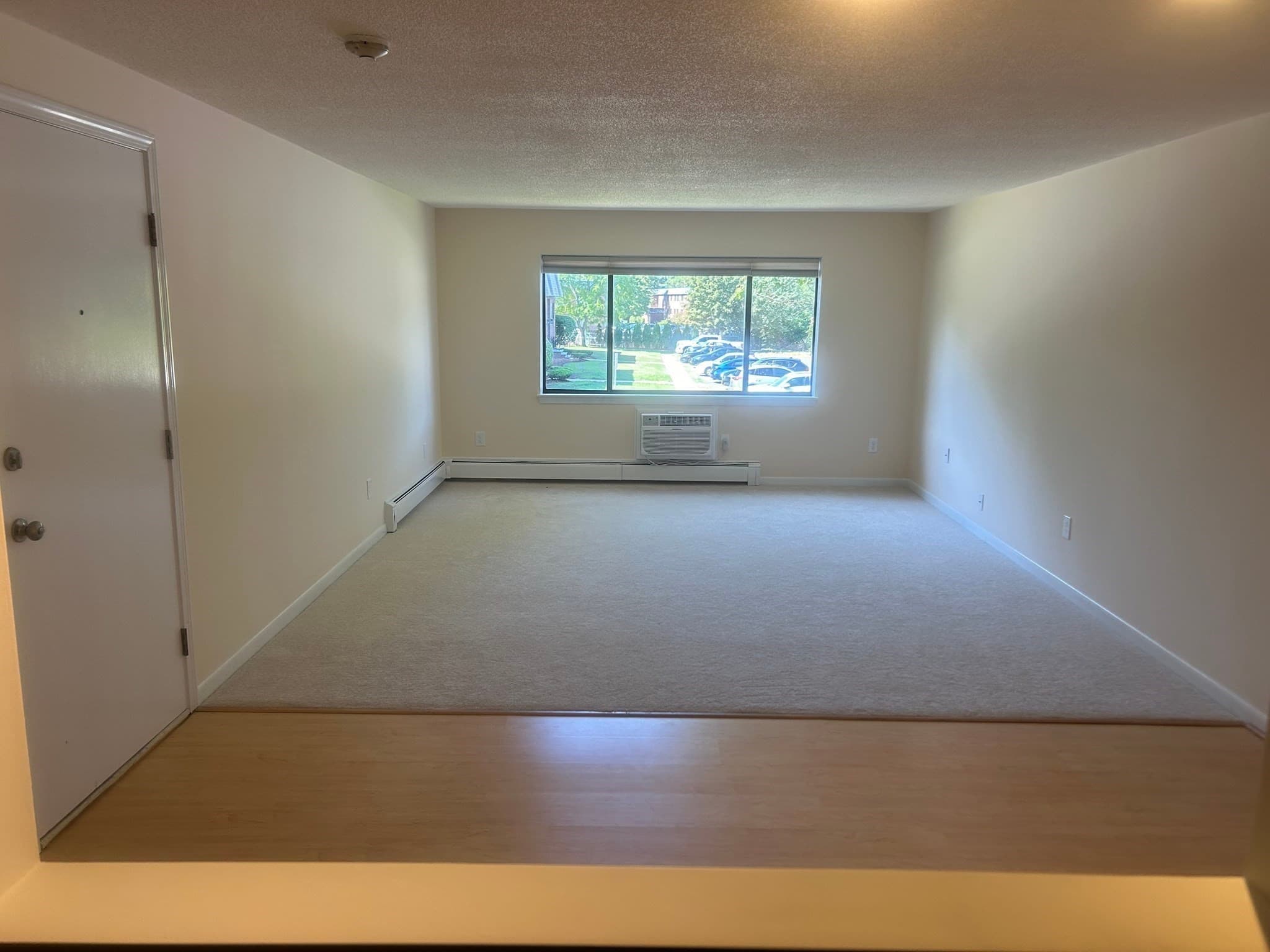 Condominium at 8 Hallmark Gdns # 5, Burlington MA 01803, Burlington, photo 4 of 16
