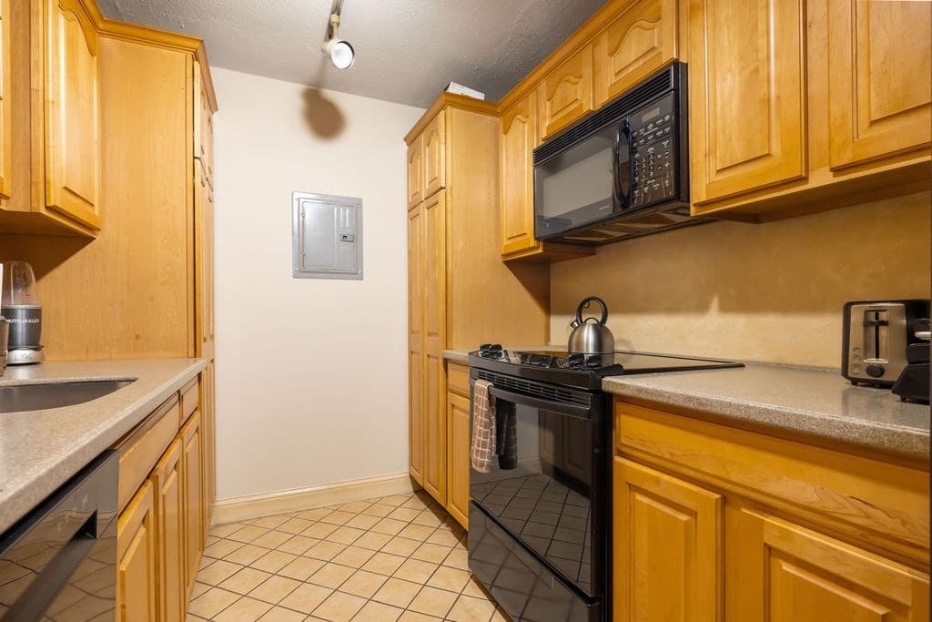 Stock Cooperative at 566 Commonwealth # 708, Boston MA 02215, photo 6 of 30