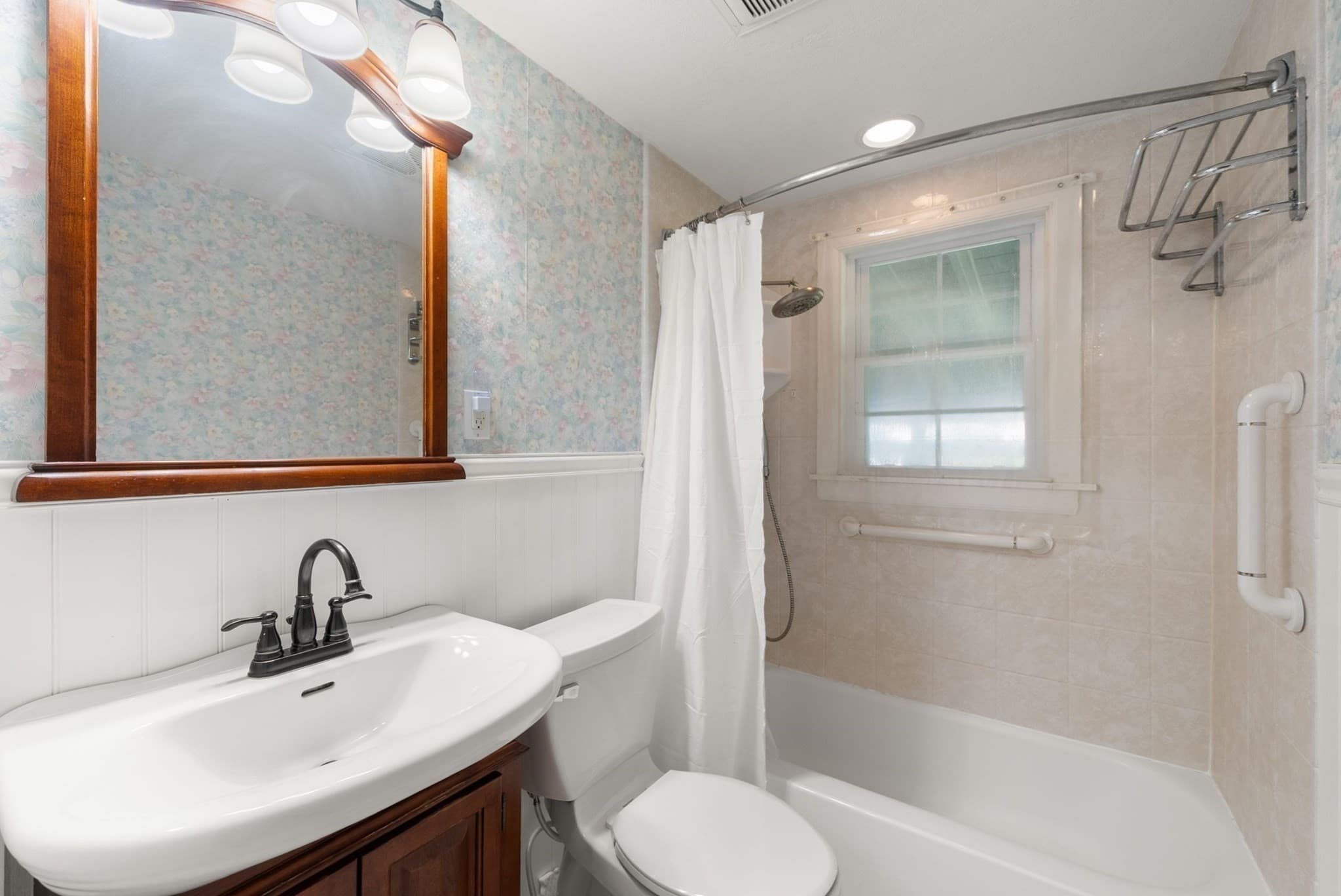 Single Family Residence at 4 Carson Rd, Woburn MA 01801, Woburn, photo 12 of 33