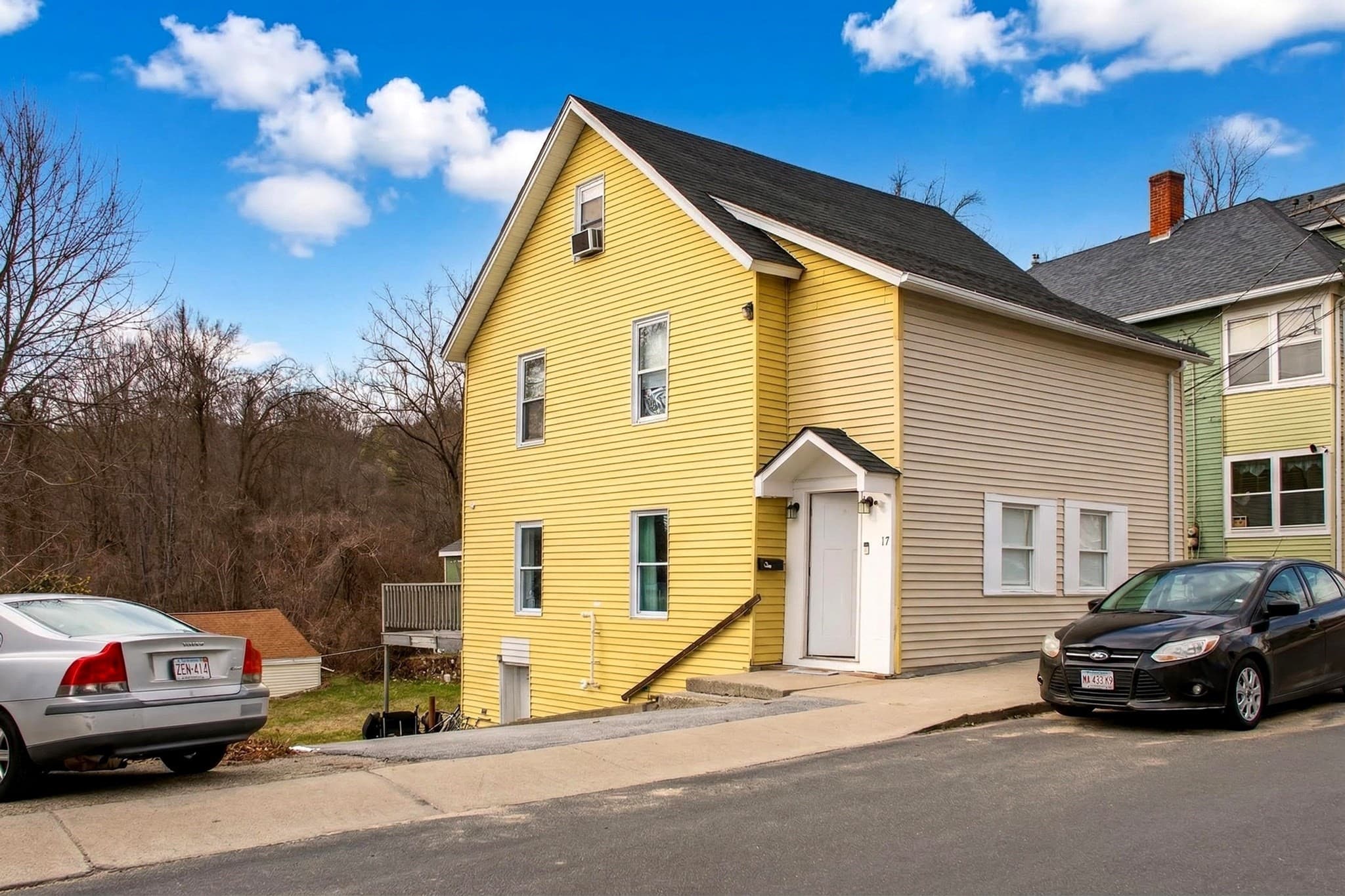 17 Moon St, Southbridge MA 01550