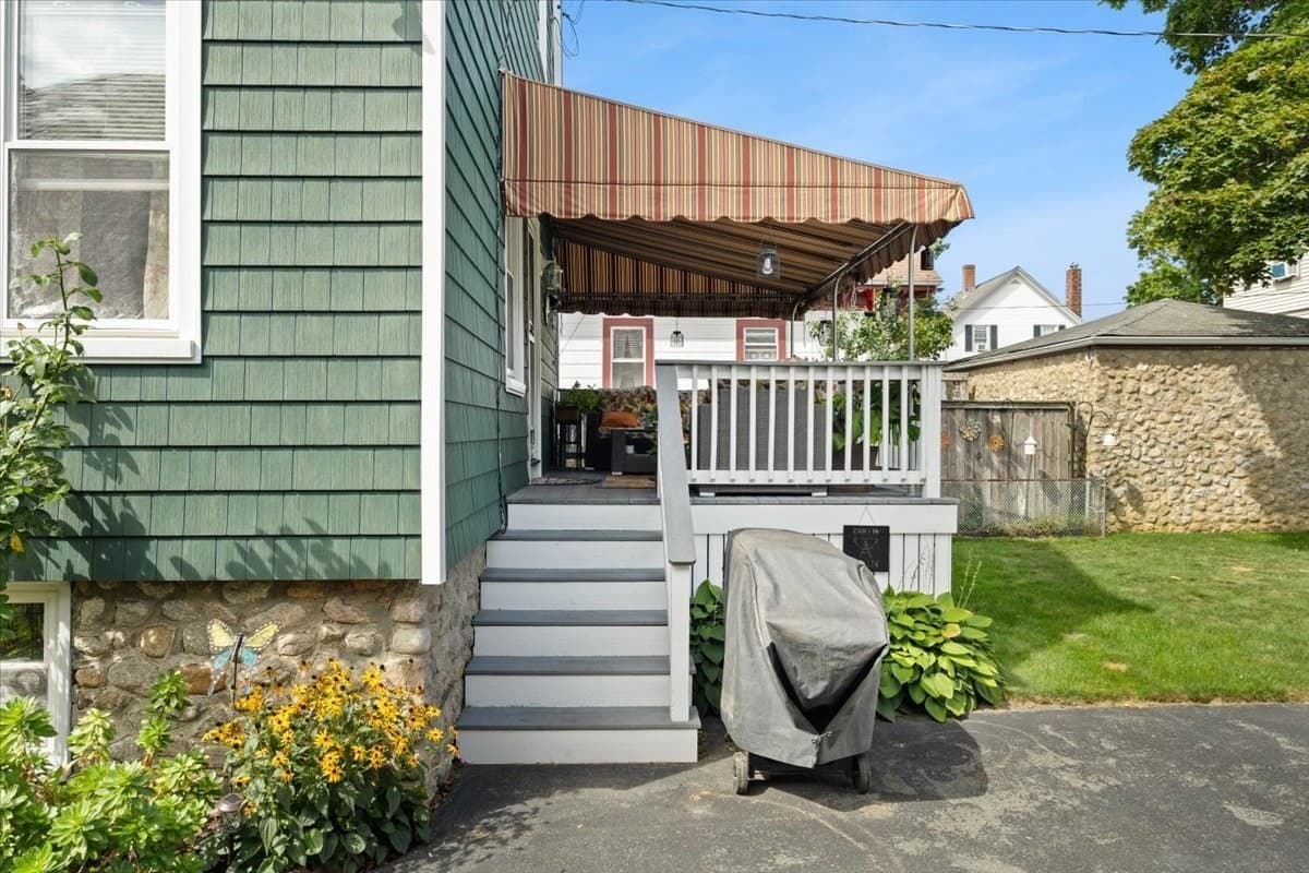 Single Family Residence at 287 Wood St, New Bedford MA 02745, New Bedford, photo 8 of 38