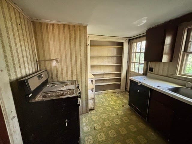 2 Family - 2 Units Up/Down at 126 Lakehurst Ave, Weymouth MA 02189, Weymouth, photo 8 of 26