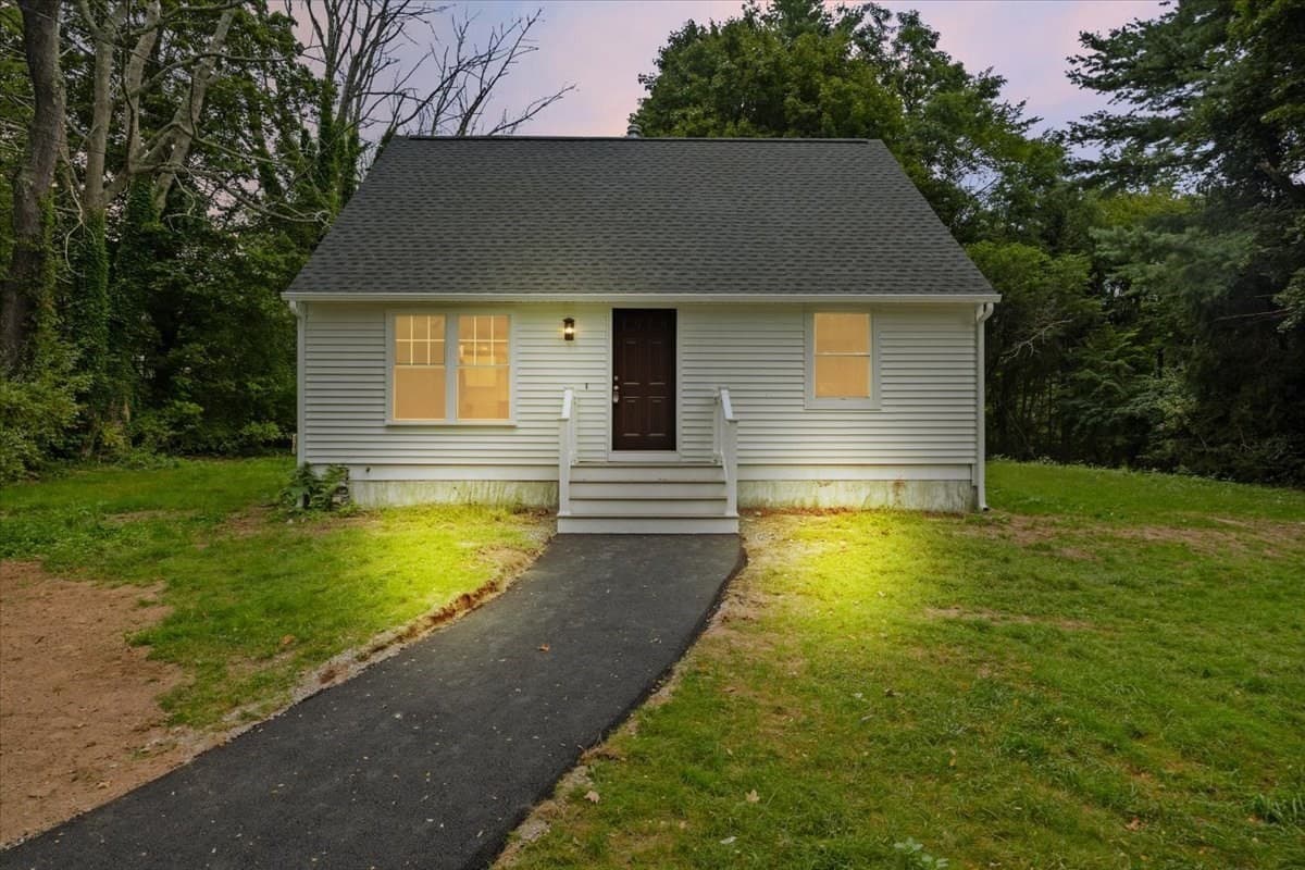 1088 Middleboro Ave, Taunton MA 02718