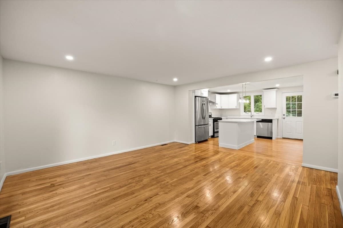 Single Family Residence at 1088 Middleboro Ave, Taunton MA 02718, Taunton, photo 4 of 41