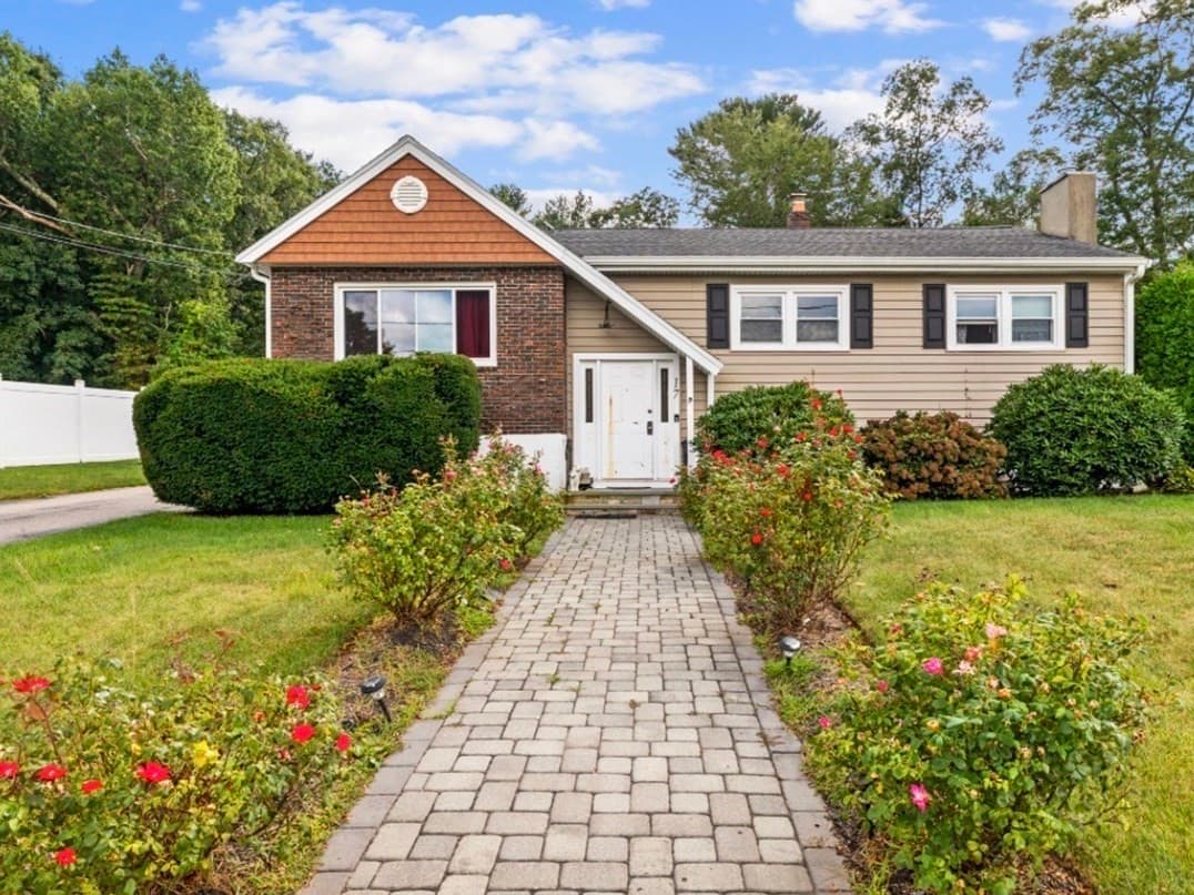 17 Acorn Dr, Randolph MA 02368