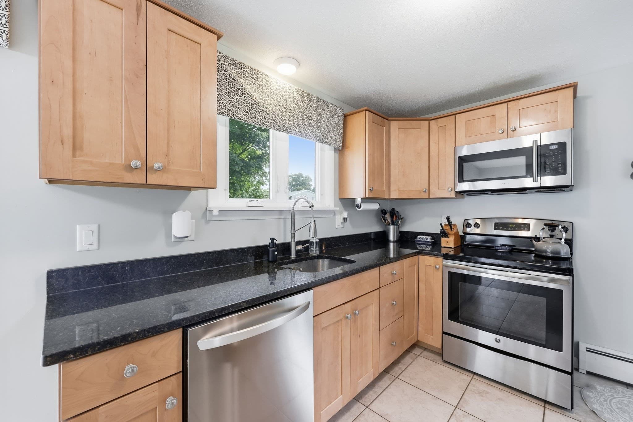 Single Family Residence at 393 Cherry St, Holyoke MA 01040, Holyoke, photo 9 of 28