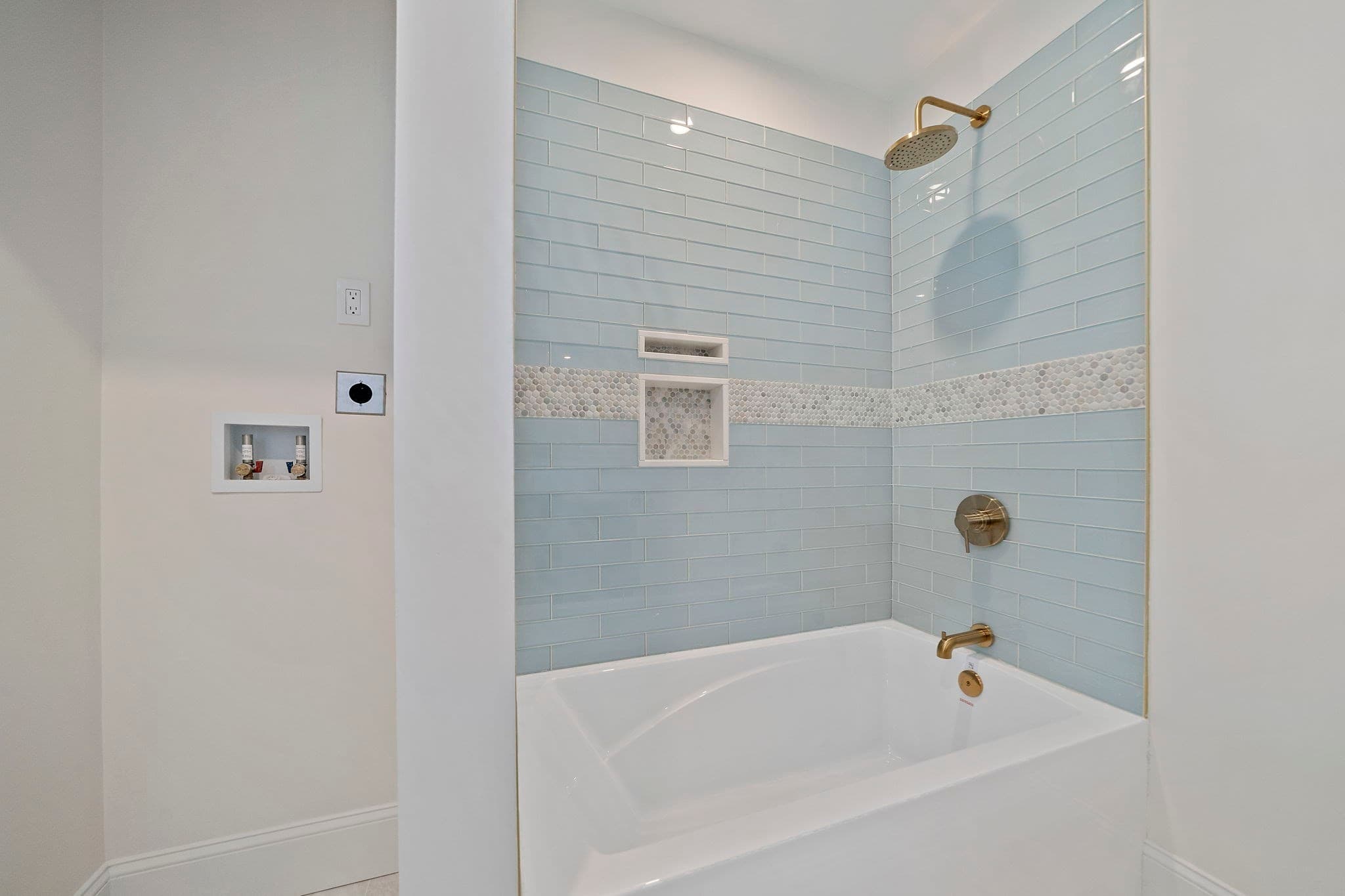 Single Family Residence at 118 Prospect St, Gloucester MA 01930, Gloucester, photo 19 of 39