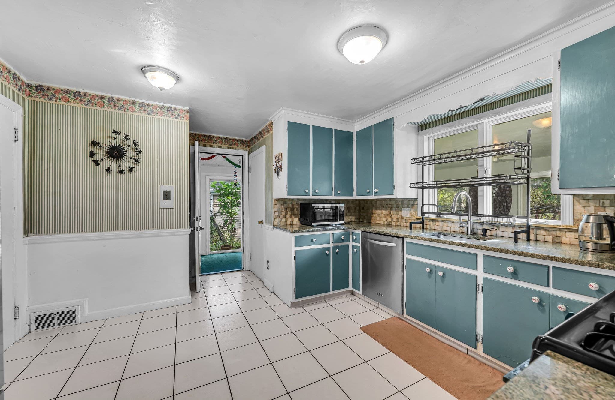 Single Family Residence at 135 Emerson St, Springfield MA 01118, Springfield, photo 6 of 42