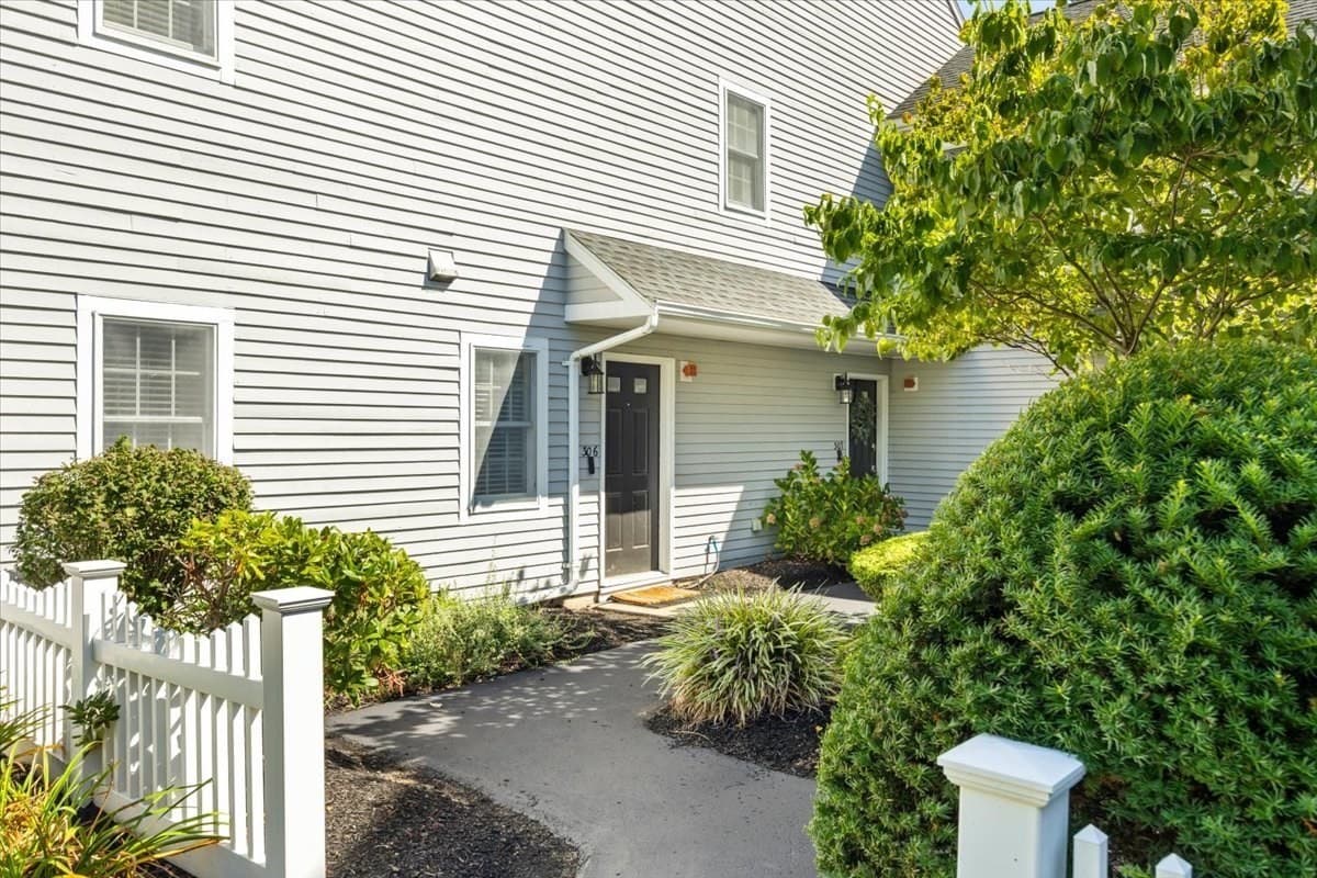 Condominium at 125 Highland St # 306, Taunton MA 02780, Taunton, photo 3 of 40