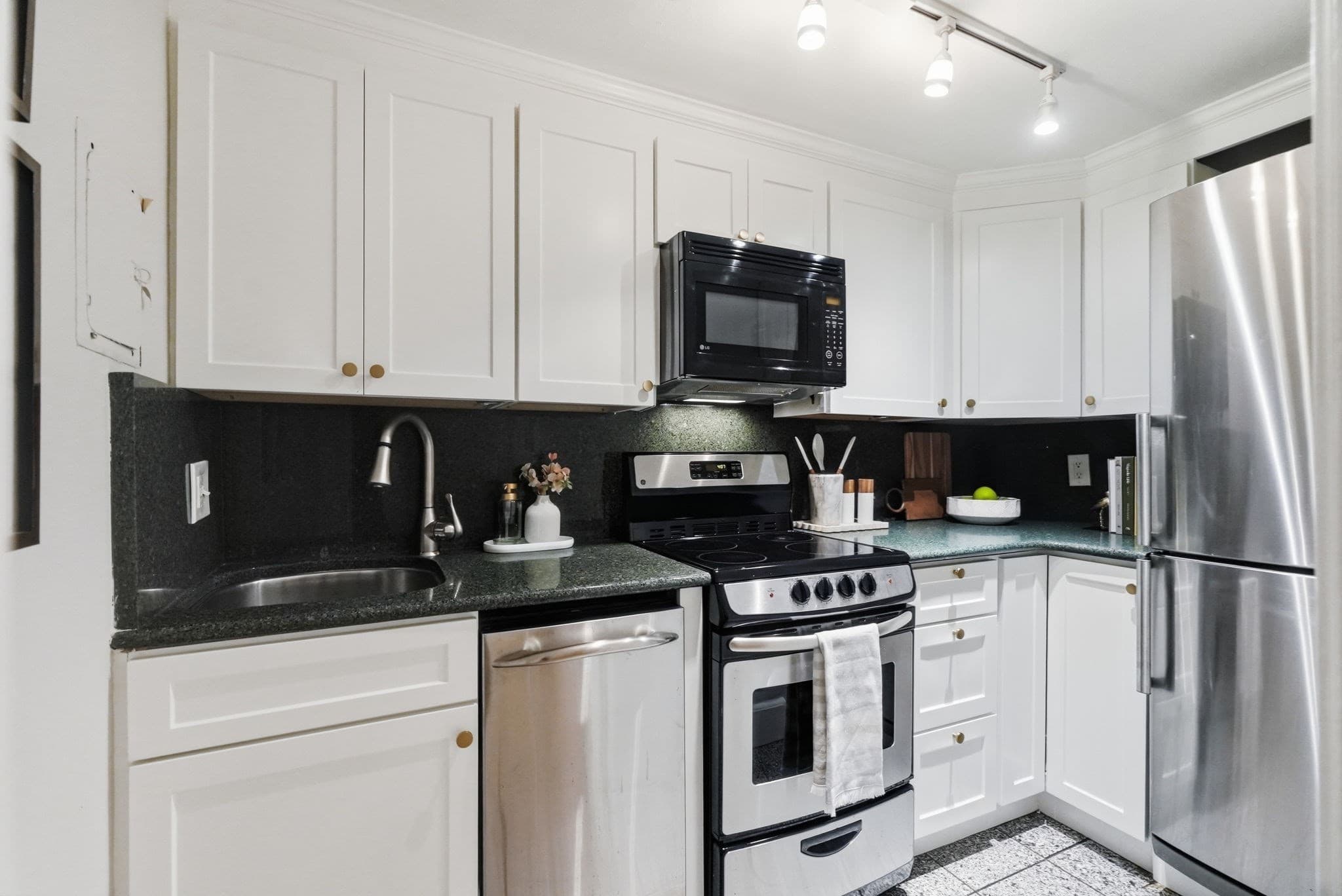 Condominium at 334 Beacon # 10, Boston MA 02116, photo 10 of 11