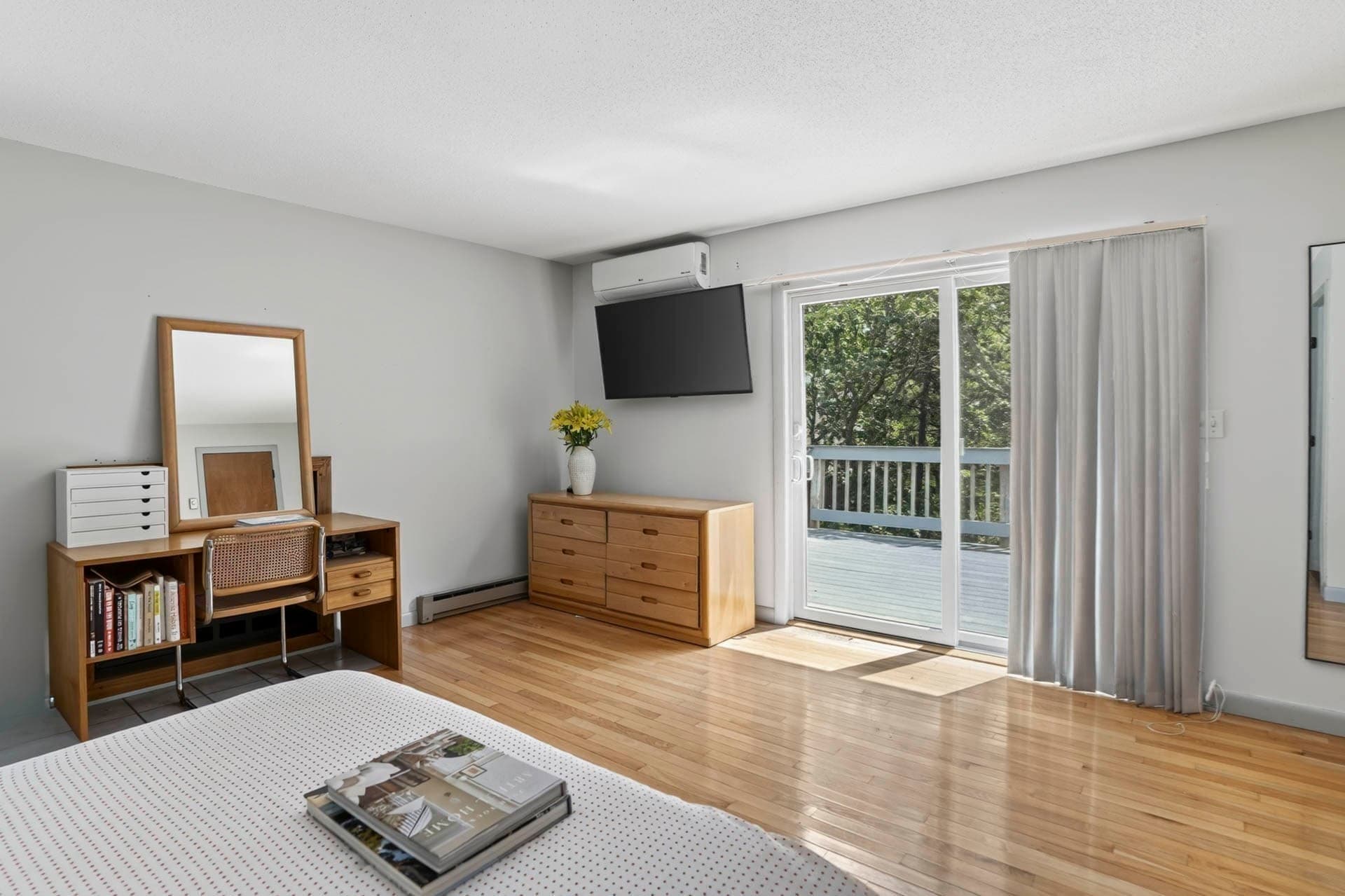 Single Family Residence at 14 High Meadow Ln, Oak Bluffs MA 02557, photo 12 of 39