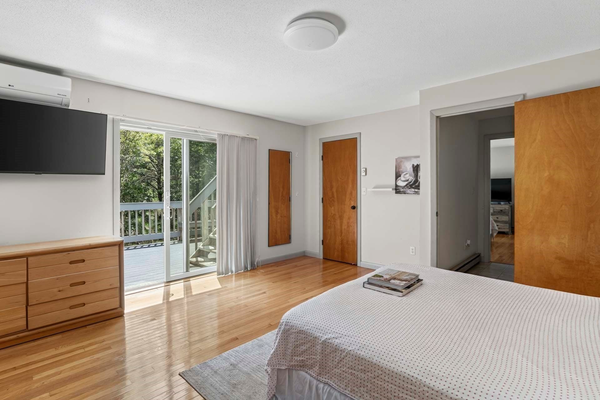 Single Family Residence at 14 High Meadow Ln, Oak Bluffs MA 02557, photo 10 of 39
