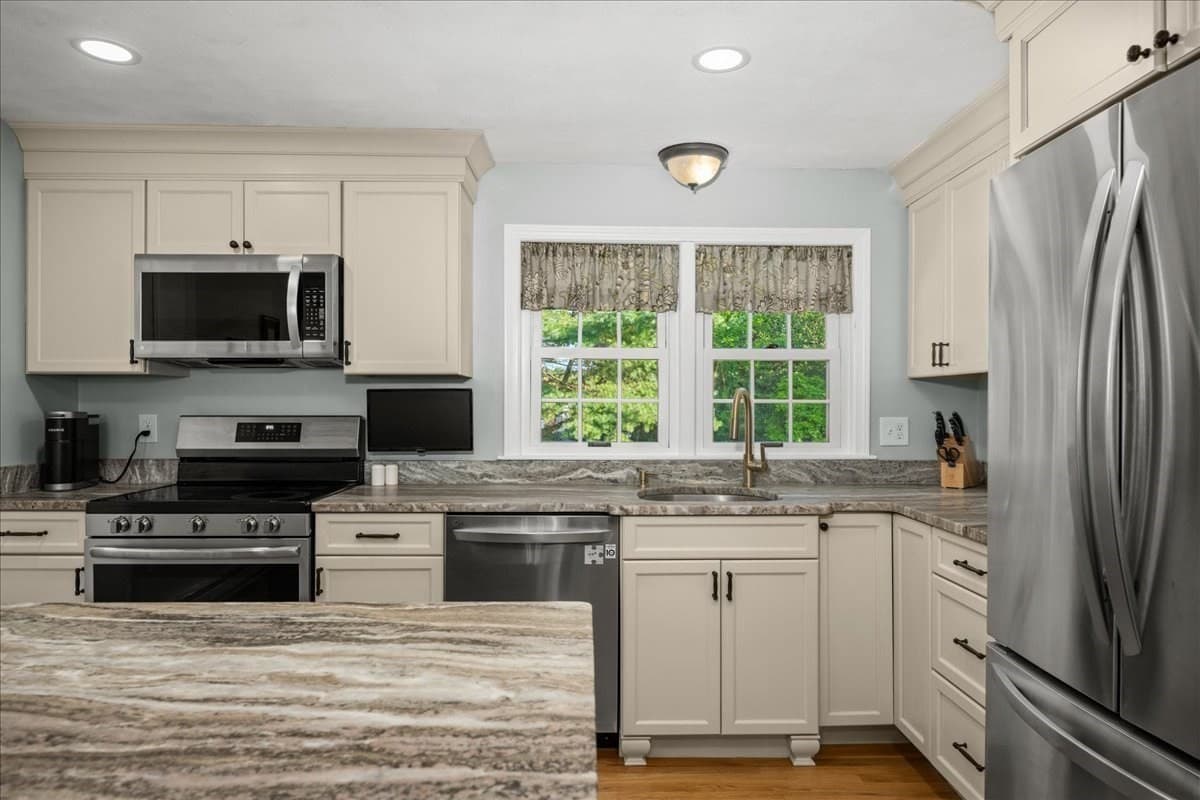 Single Family Residence at 4 Robertson Rd, Auburn MA 01501, Auburn, photo 6 of 42