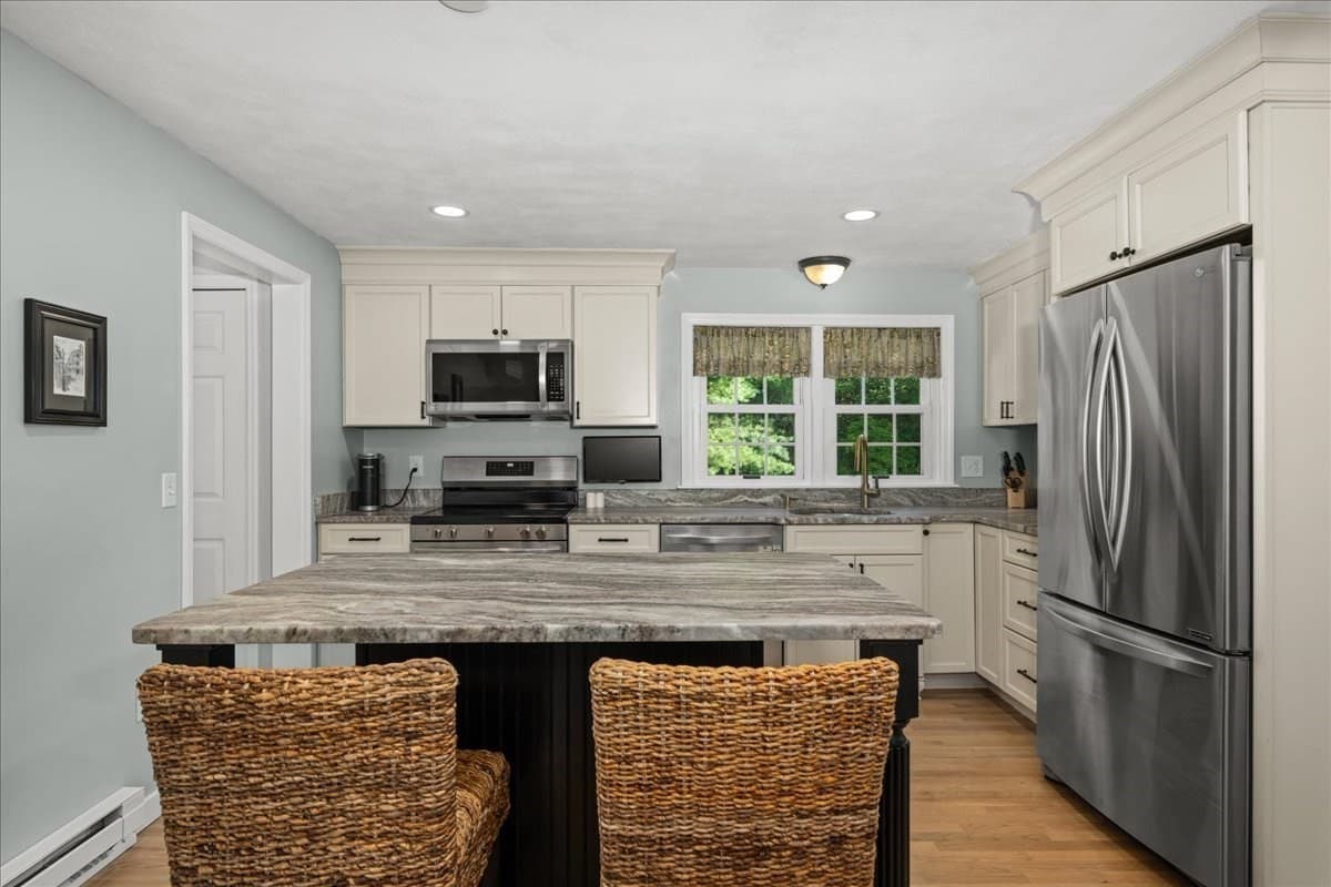 Single Family Residence at 4 Robertson Rd, Auburn MA 01501, Auburn, photo 5 of 42
