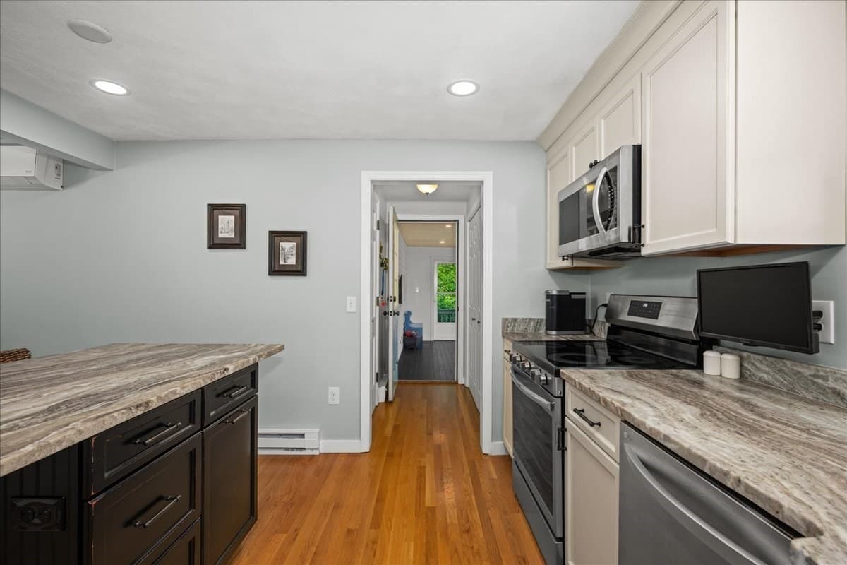 Single Family Residence at 4 Robertson Rd, Auburn MA 01501, Auburn, photo 8 of 42