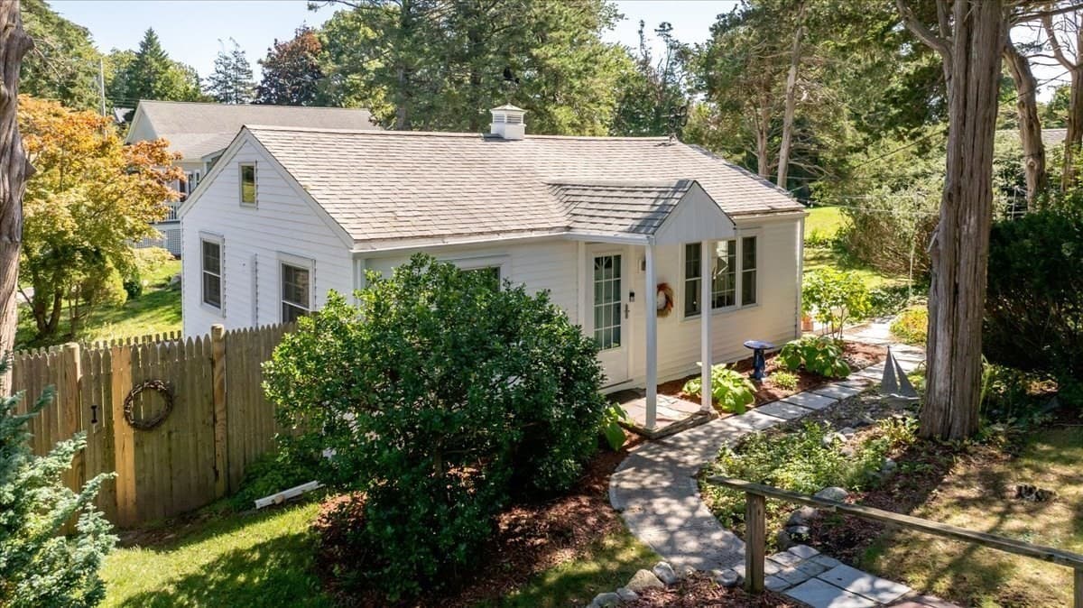 82 Beach Street, Plymouth MA 02360
