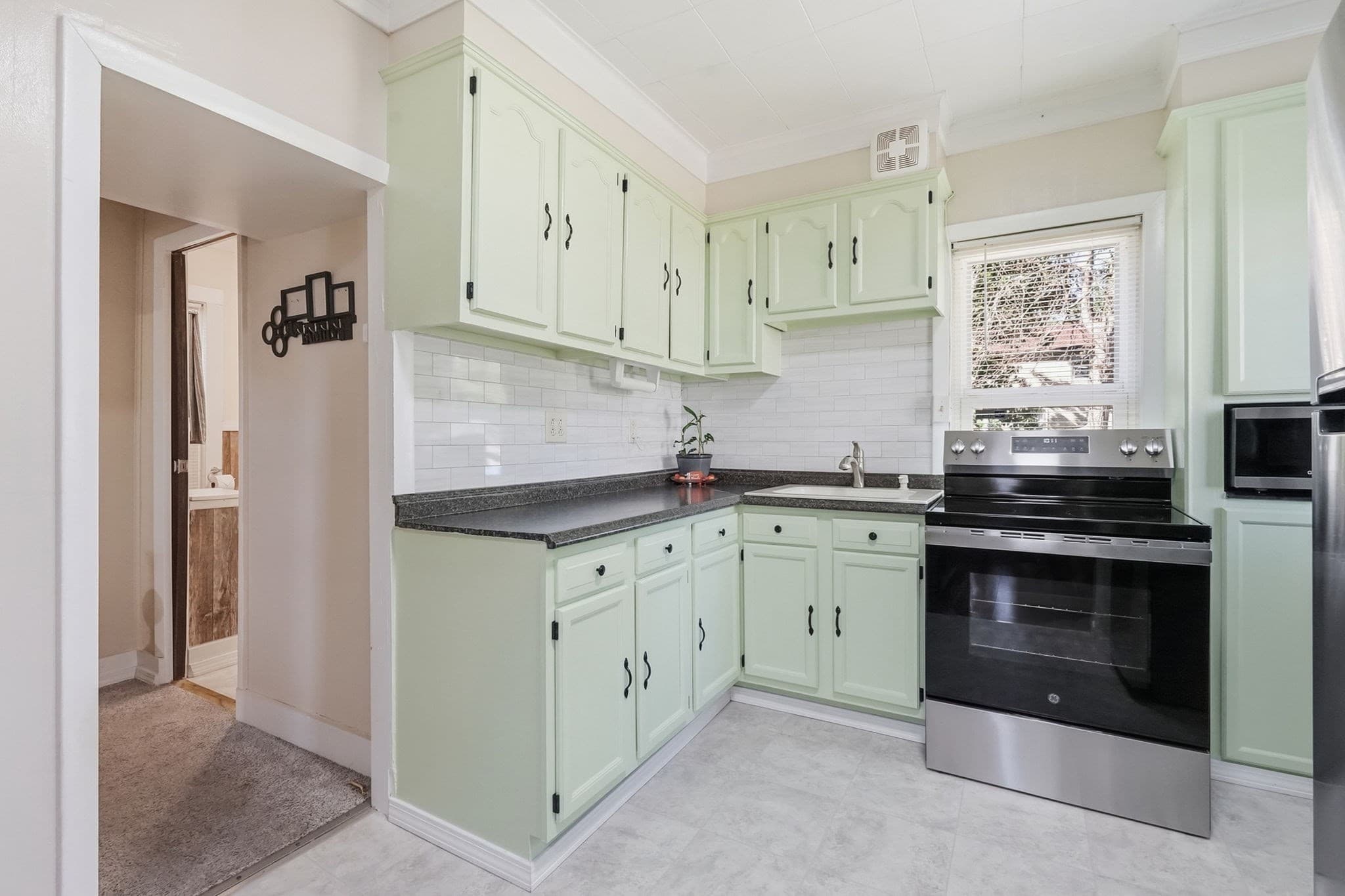 Single Family Residence at 114 Hood St, Springfield MA 01109, Springfield, photo 11 of 34